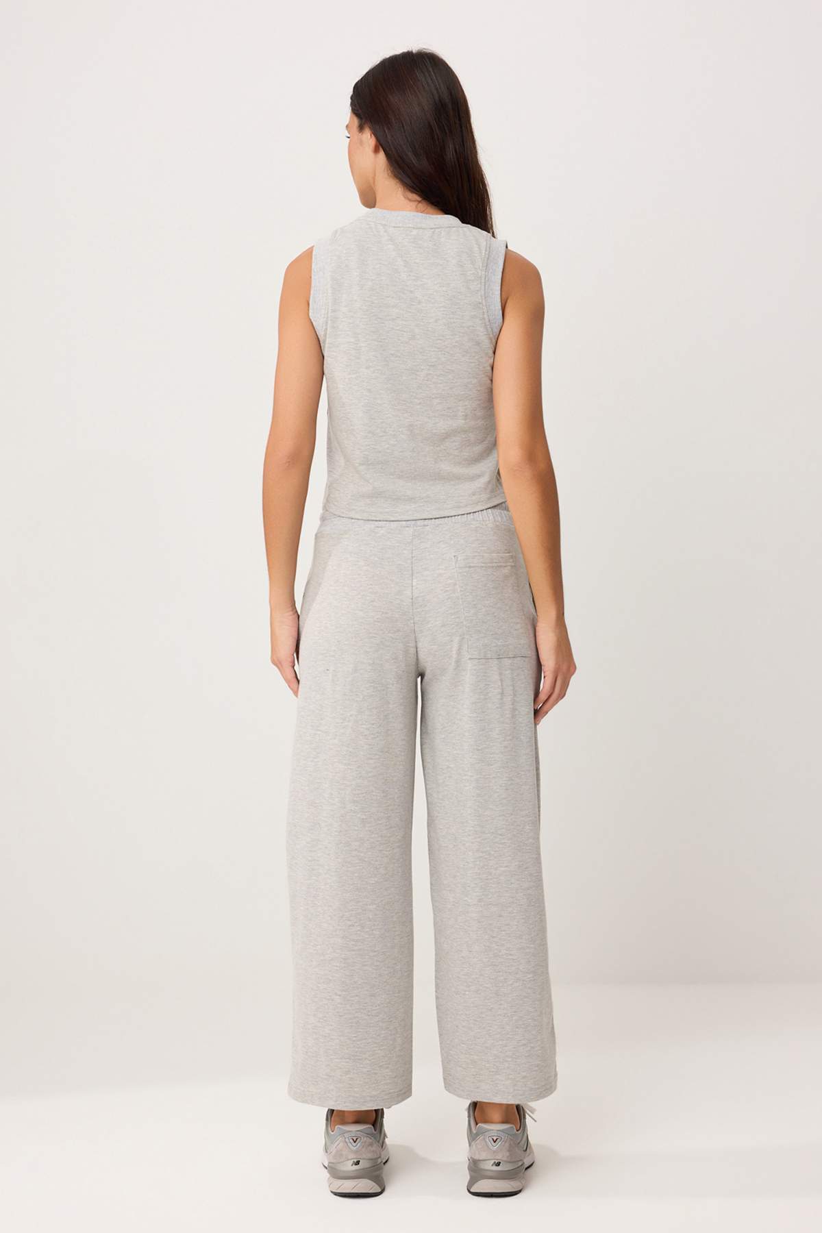 Trendyolmilla  Gri Melanj Düz Wide Leg Kısa Geniş Paça Premium Yumuşak Örme Alt - Üst Takım TWOSS26AU00163 - Görsel 4