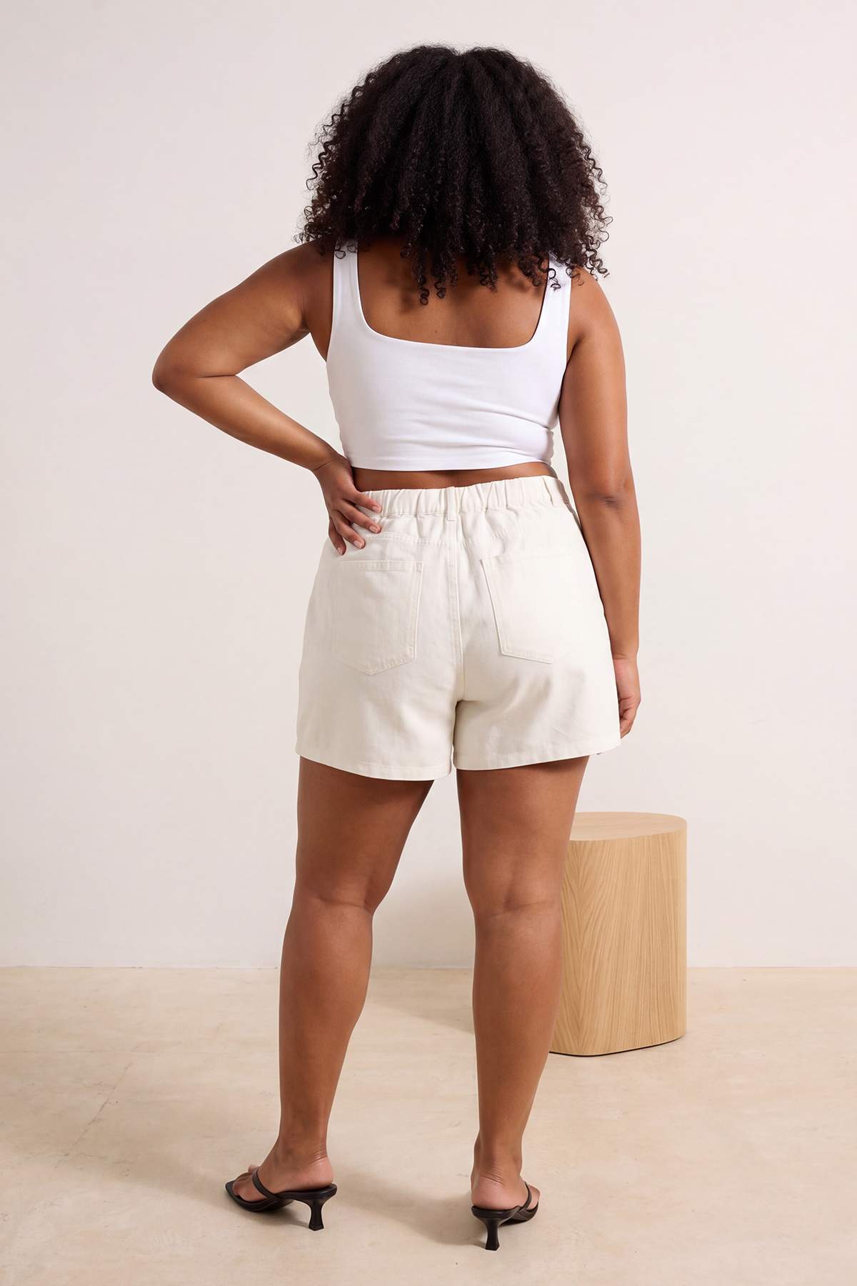 Trendyolmilla  Beyaz More Sustainable Pileli Lastikli Yüksek Bel %100 Pamuk Non-Stretch Denim Şort TBBSS26AP00012 - Görsel 3