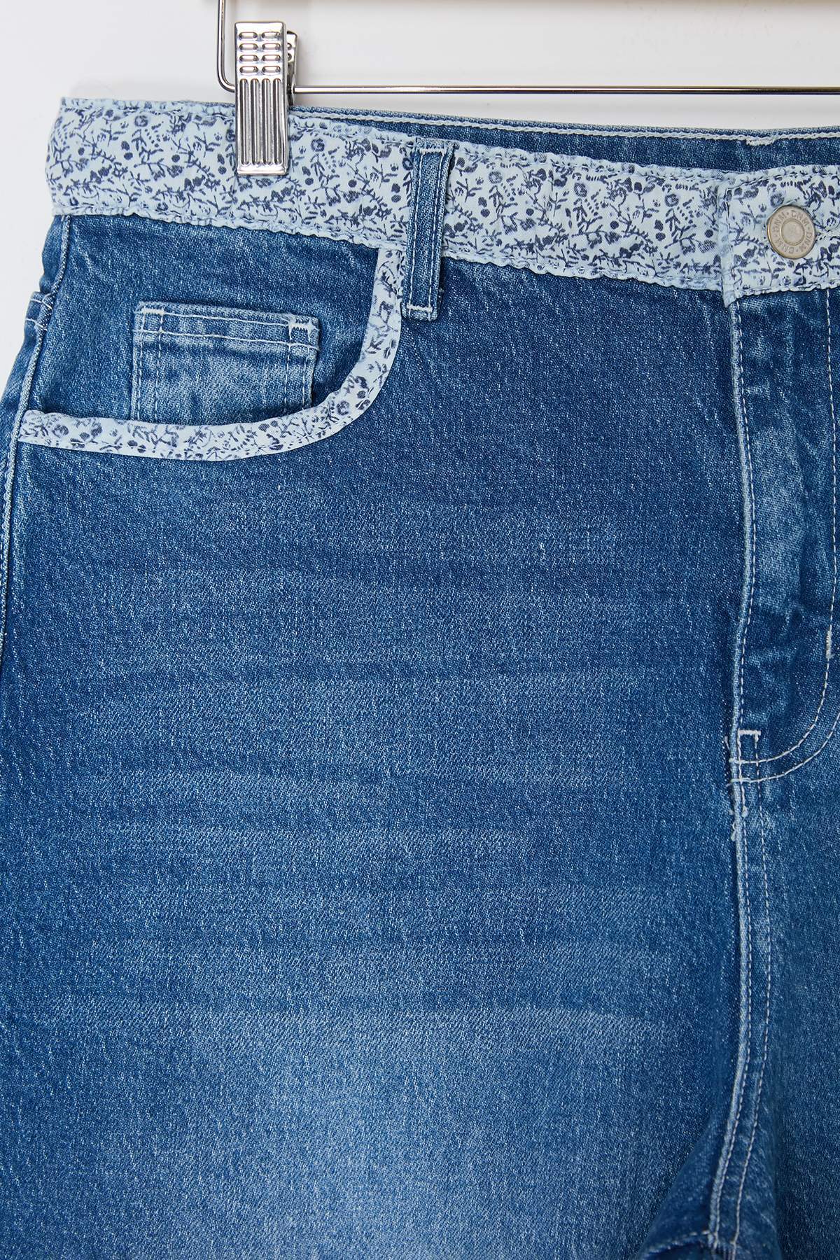 Trendyolmilla  Mavi Yüksek Bel Kemeri Desenli Comfort/Orta Esnek Büyük Beden Denim Şort TBBSS26AP00040 - Görsel 2