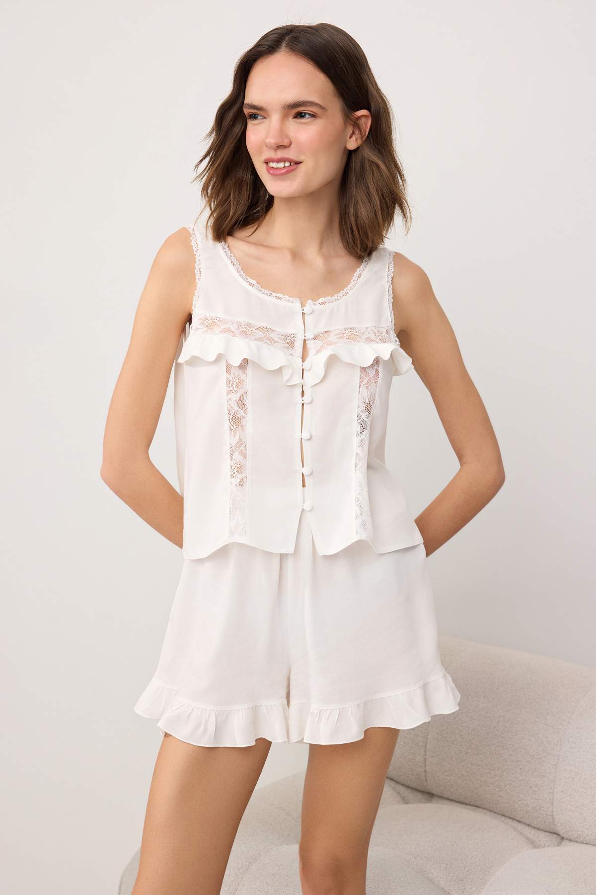 Trendyolmilla  Ekru Düz Dantel ve Fırfır Detaylı Dokuma Pijama Takımı THMSS26PT00208