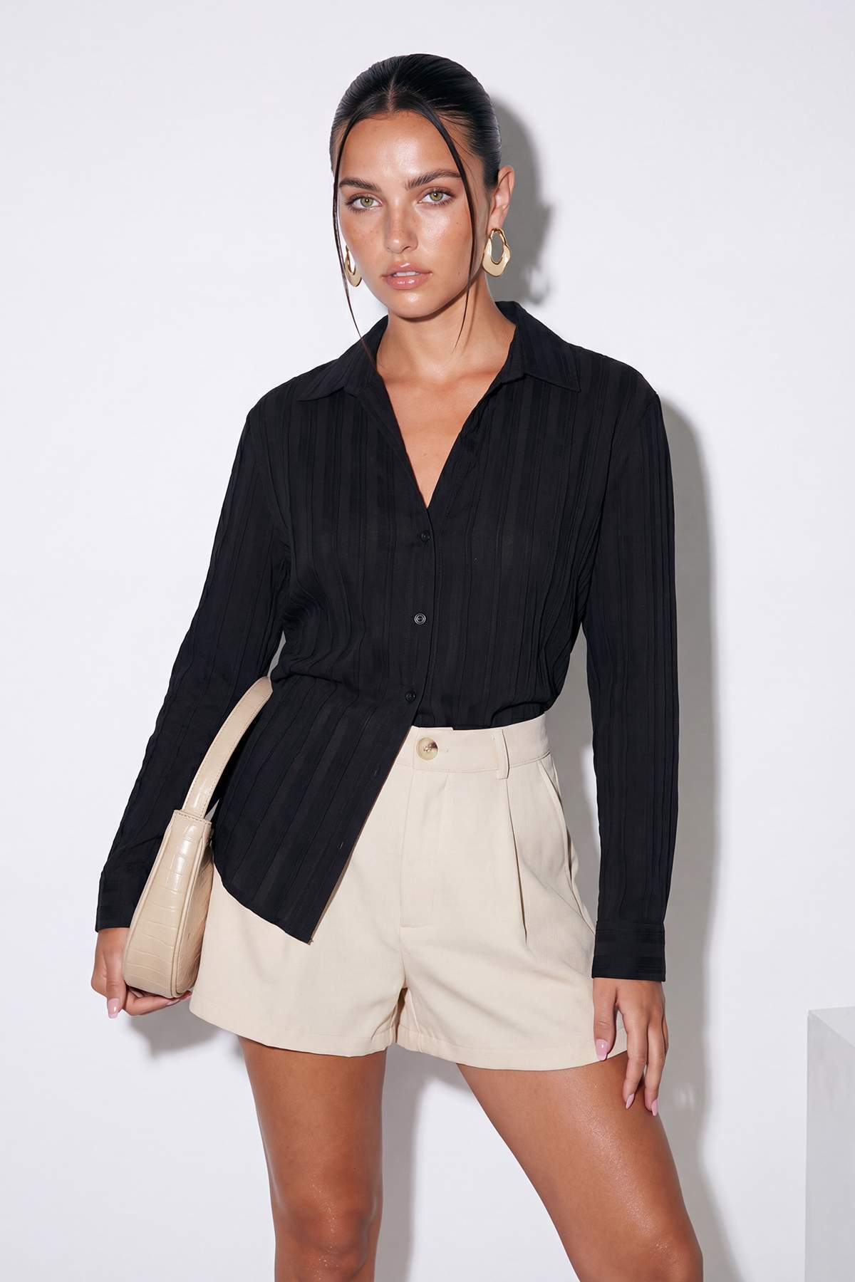 Trendyolmilla  Siyah V Yaka Hafif Kumaş Gömlek TDRSS26GO00026 - Görsel 2