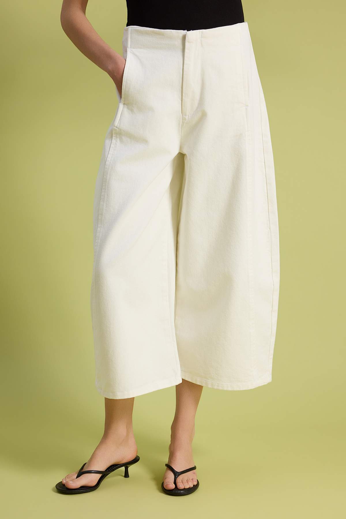 Trendyolmilla  Beyaz Bel Detaylı Yüksek Bel Kısa Boy Baggy Balon Jeans TWOSS26JE00298 - Görsel 3