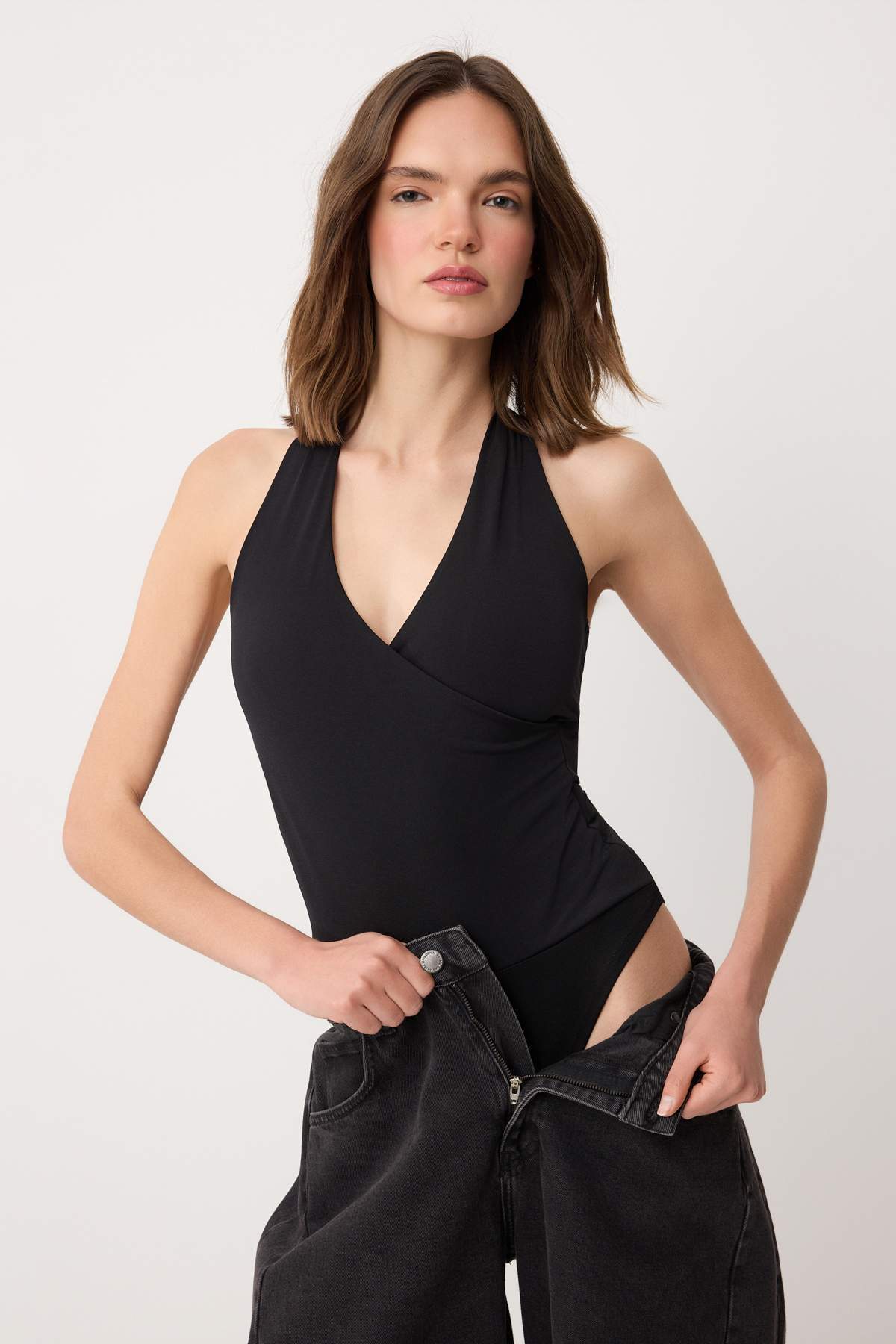 Trendyolmilla Siyah Düz Fitted Boyundan Bağlamalı Kolsuz Çıtçıtlı Esnek Örme Body TWOSS26BD00024