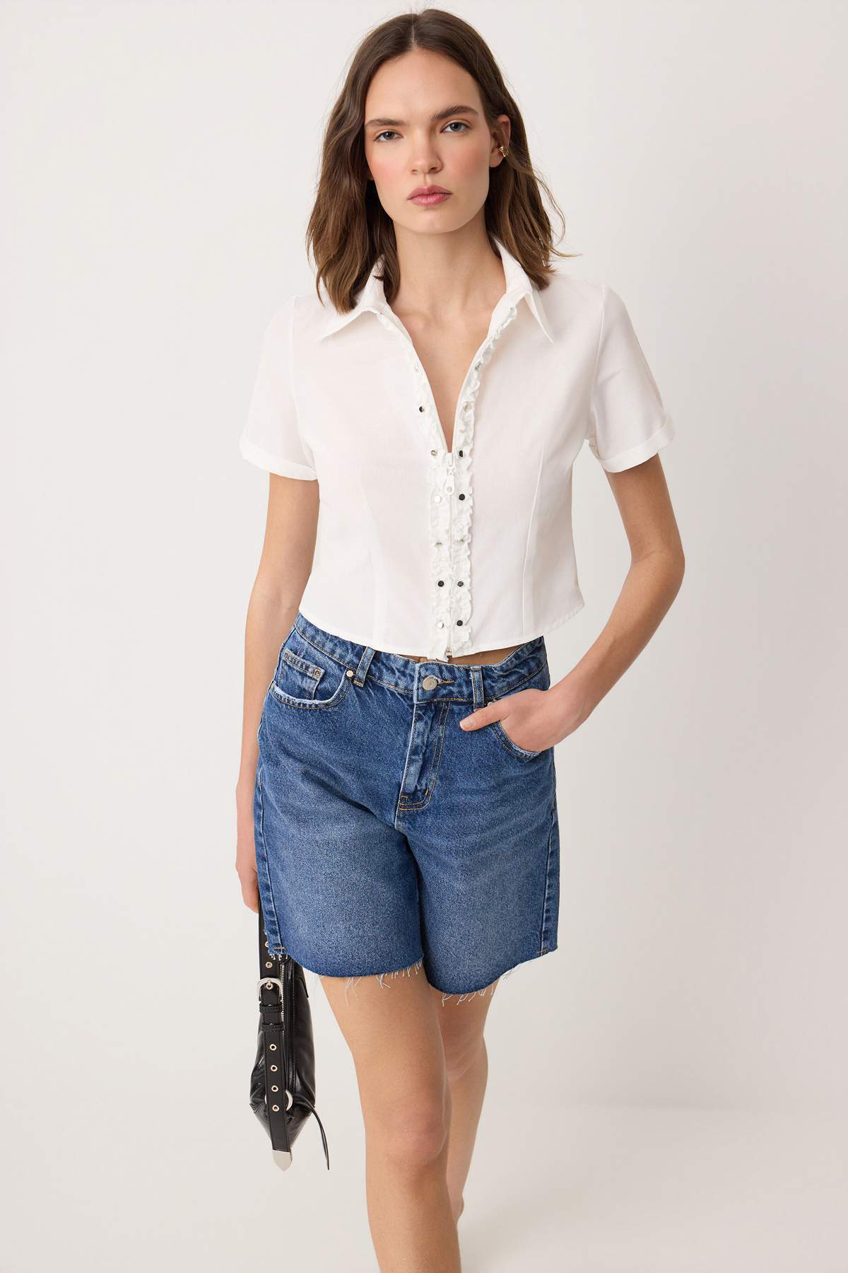 Trendyolmilla Beyaz Fırfır Detaylı Fermuarlı Hafif Crop Gömlek TWOSS26GO00180