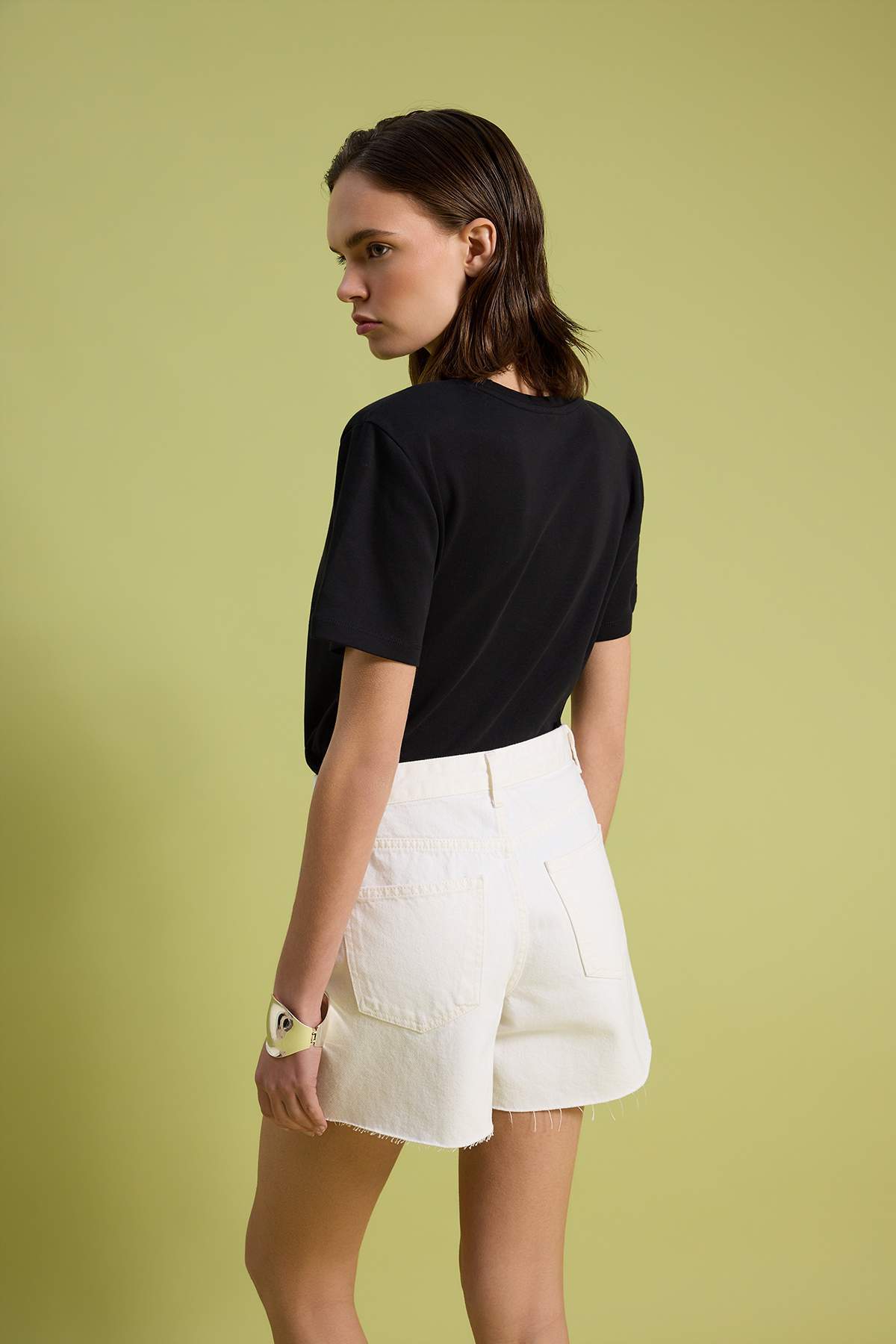 Trendyolmilla  Beyaz Asimetrik Bel Detaylı City Boy Denim Şort TWOSS26SR00220 - Görsel 4