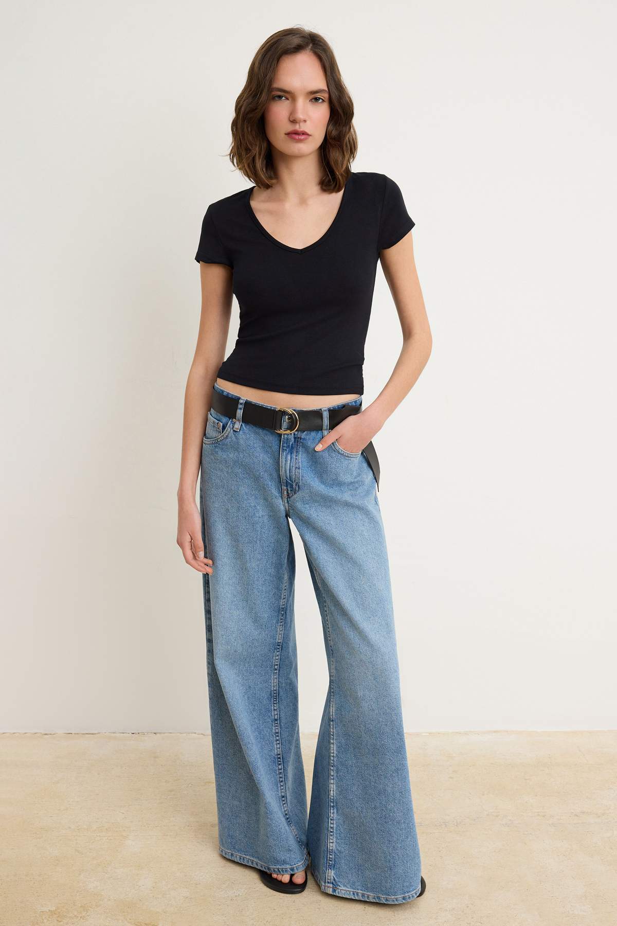 Trendyolmilla  Siyah Düz Fitted V Yaka Ay Kol Kısa Premium Yumuşak Örme T-Shirt TWOSS26TS00243 - Görsel 2