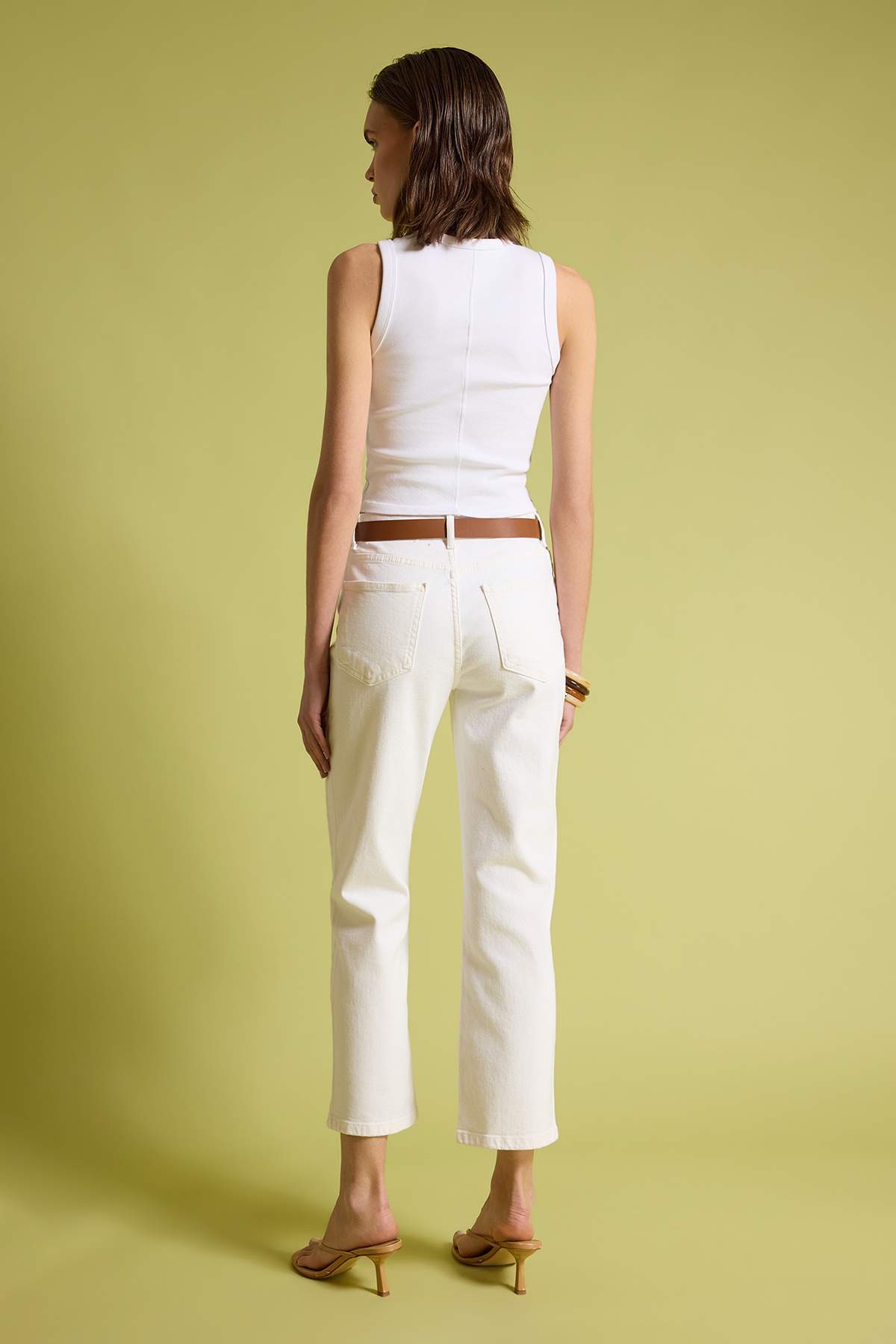 Trendyolmilla  Beyaz Kemerli Yüksek Bel Düz Kesim Az Esnek Straight Jeans TWOSS26JE00324 - Görsel 4