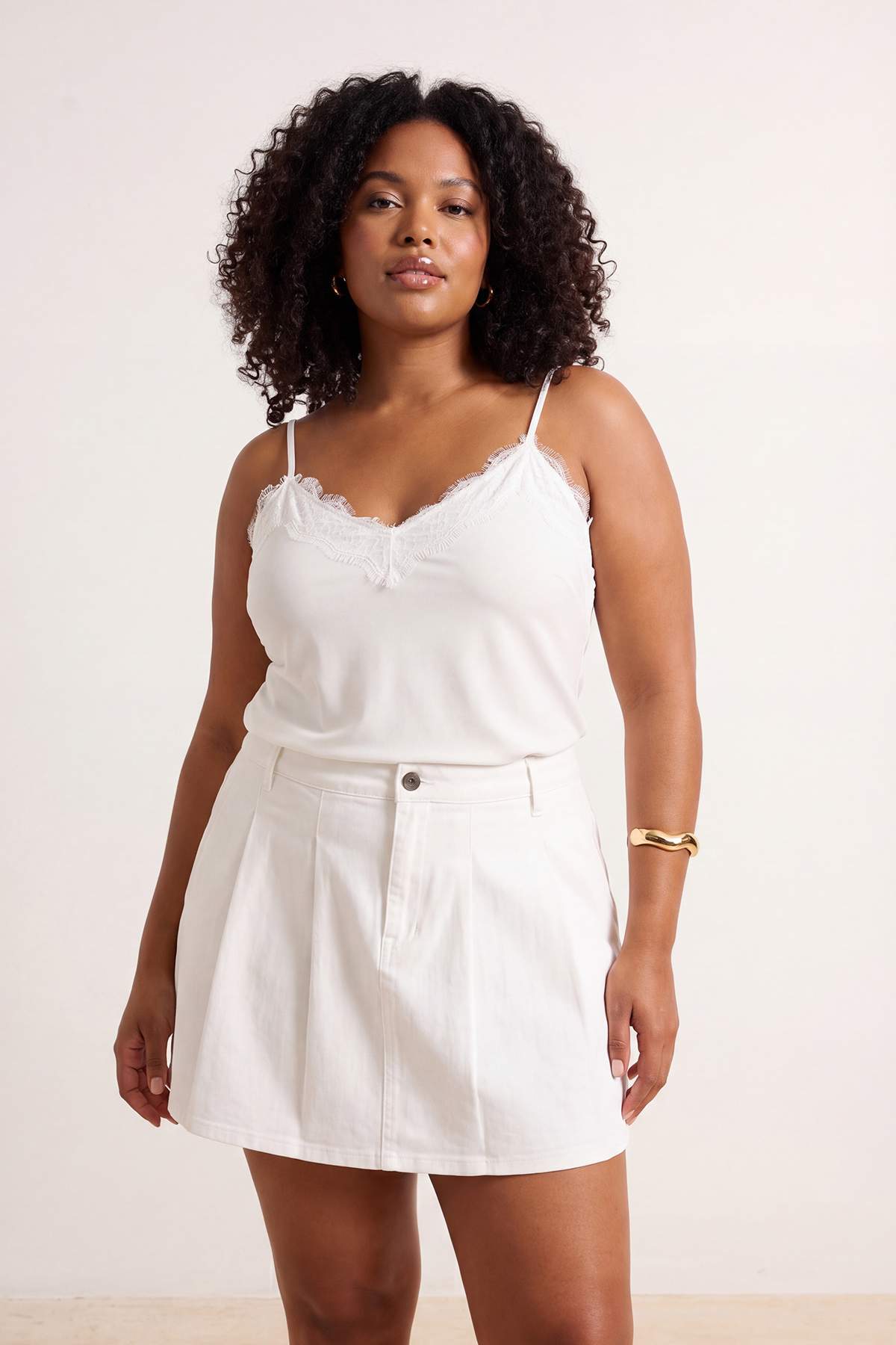 Trendyolmilla  Beyaz Pileli Lastikli Normal Bel Mini %100 Pamuk Non-Stretch Büyük Beden Denim Şort TBBSS26AP00008