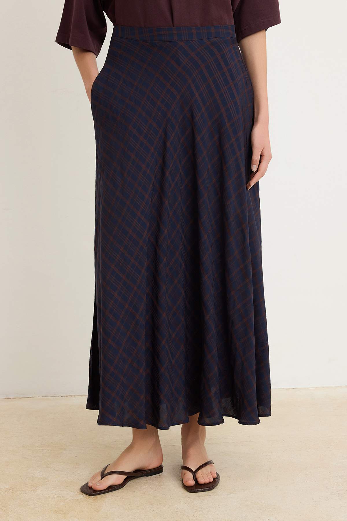 Trendyolmilla  Lacivert Astarlı Ekoseli Dökümlü Etek TCTSS26EE00022 - Görsel 3