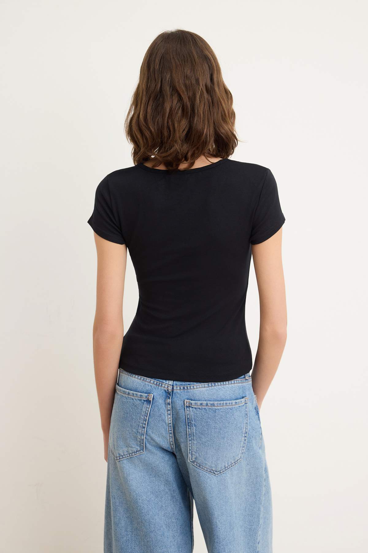 Trendyolmilla  Siyah Düz Fitted V Yaka Ay Kol Kısa Premium Yumuşak Örme T-Shirt TWOSS26TS00243 - Görsel 4