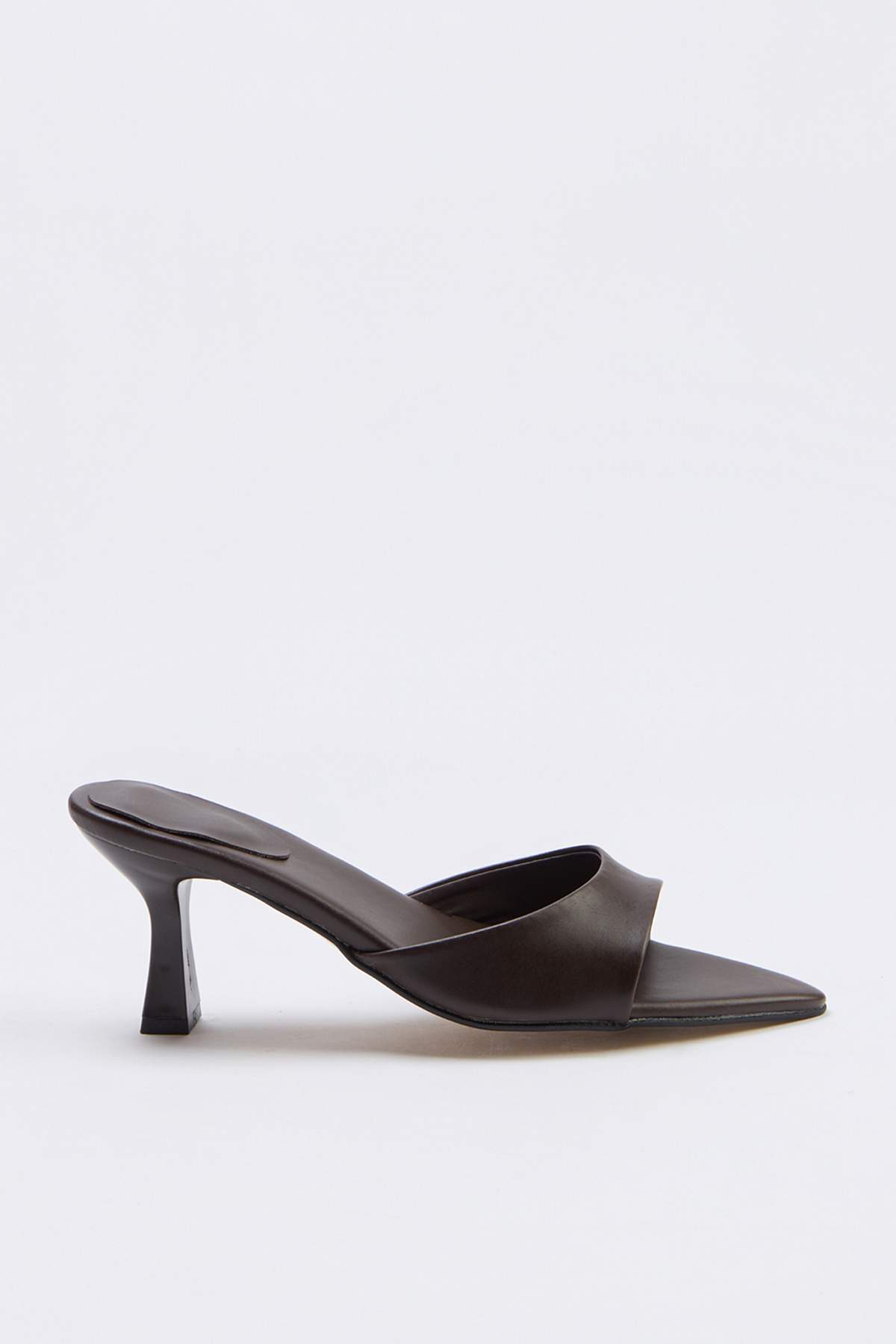 TRENDYOL SHOES Braune Kitten-Heel-Hausschuhe mit spitzer Zehenpartie für Dame...
