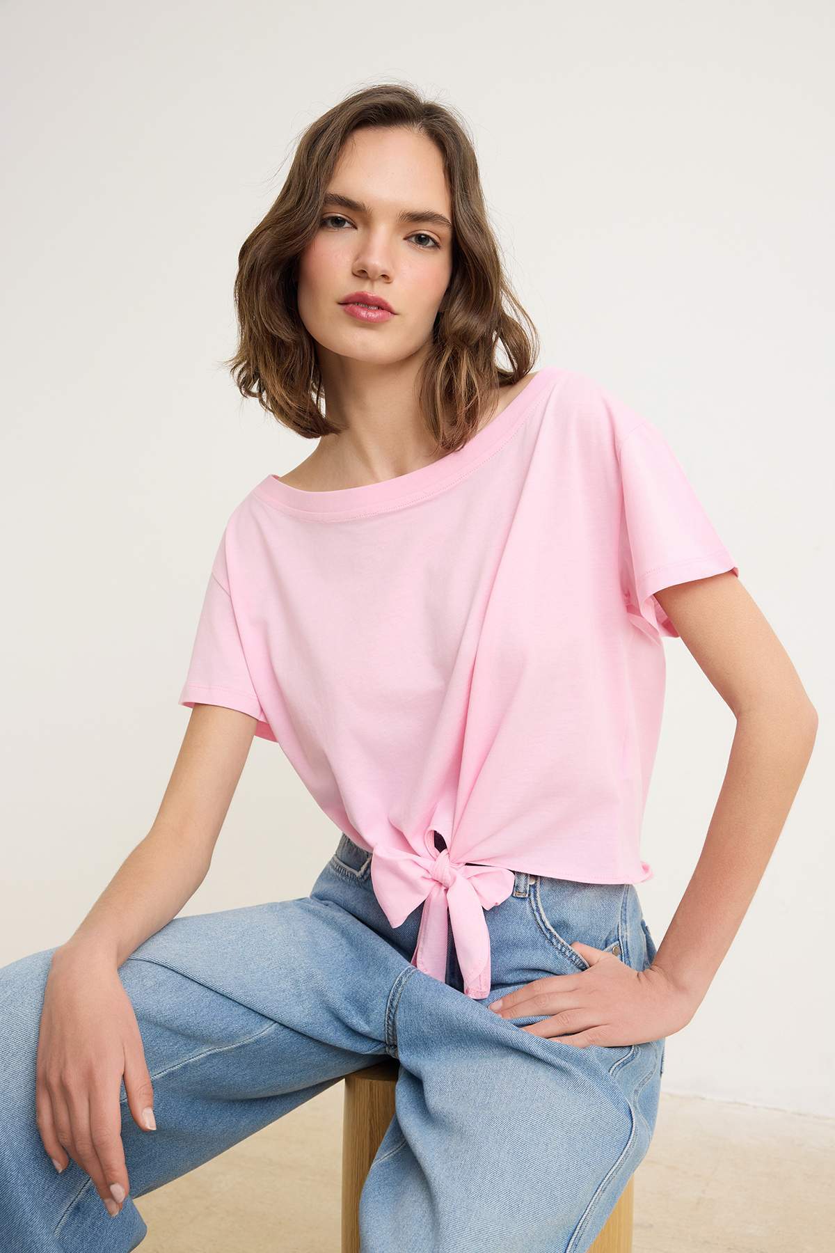 Trendyolmilla Açık Pembe Düz Relaxed Asimetrik Yaka Düşük Kol Kısa %100 Pamuk Örme T-Shirt TWOSS26TS00248