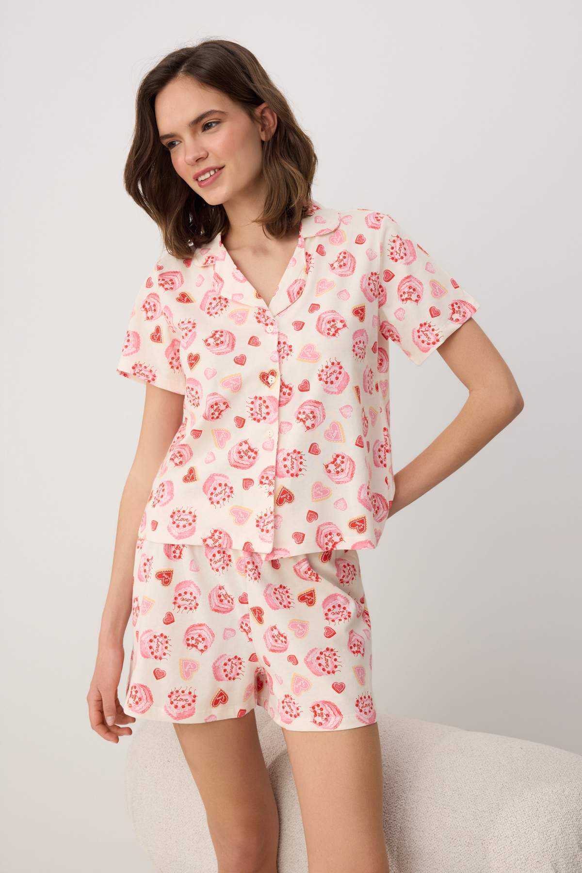 Trendyolmilla Ekru-Pembe %100 Pamuklu Pasta ve Kalp Desenli Örme Pijama Takımı THMSS26PT00168