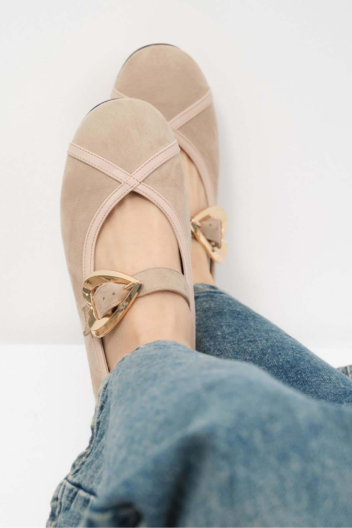 Roxy Women's Beige Heart Buckle Flat Shoes