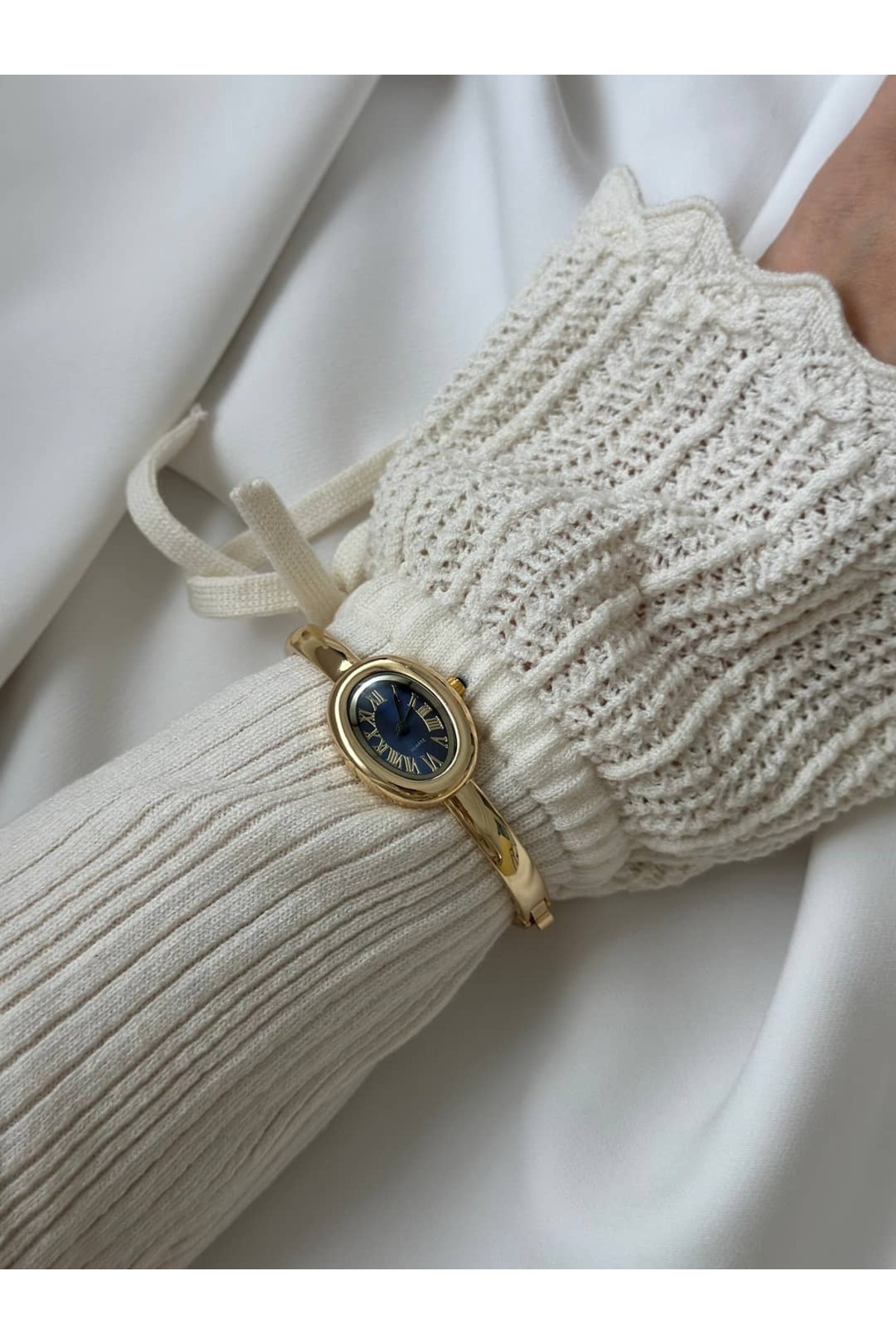 MERW Elisa Model Gold Siyah Renk Metal Kordon Vintage Seri Kadın Kol Saati