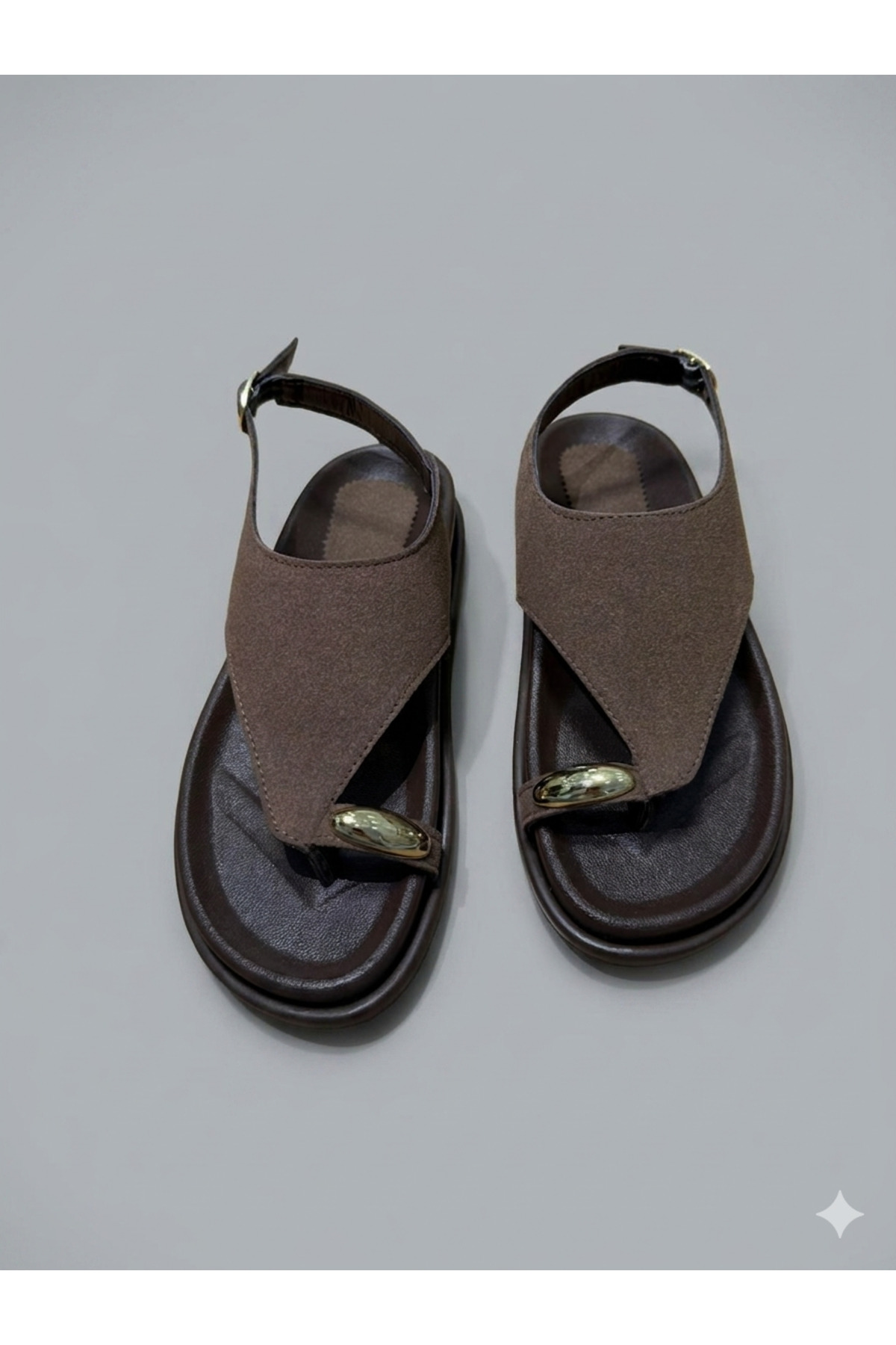 NUVE SHOES Kadın Süet Deri Günlük Parmak Arası Gold Tokalı Sandalet Kahverengi