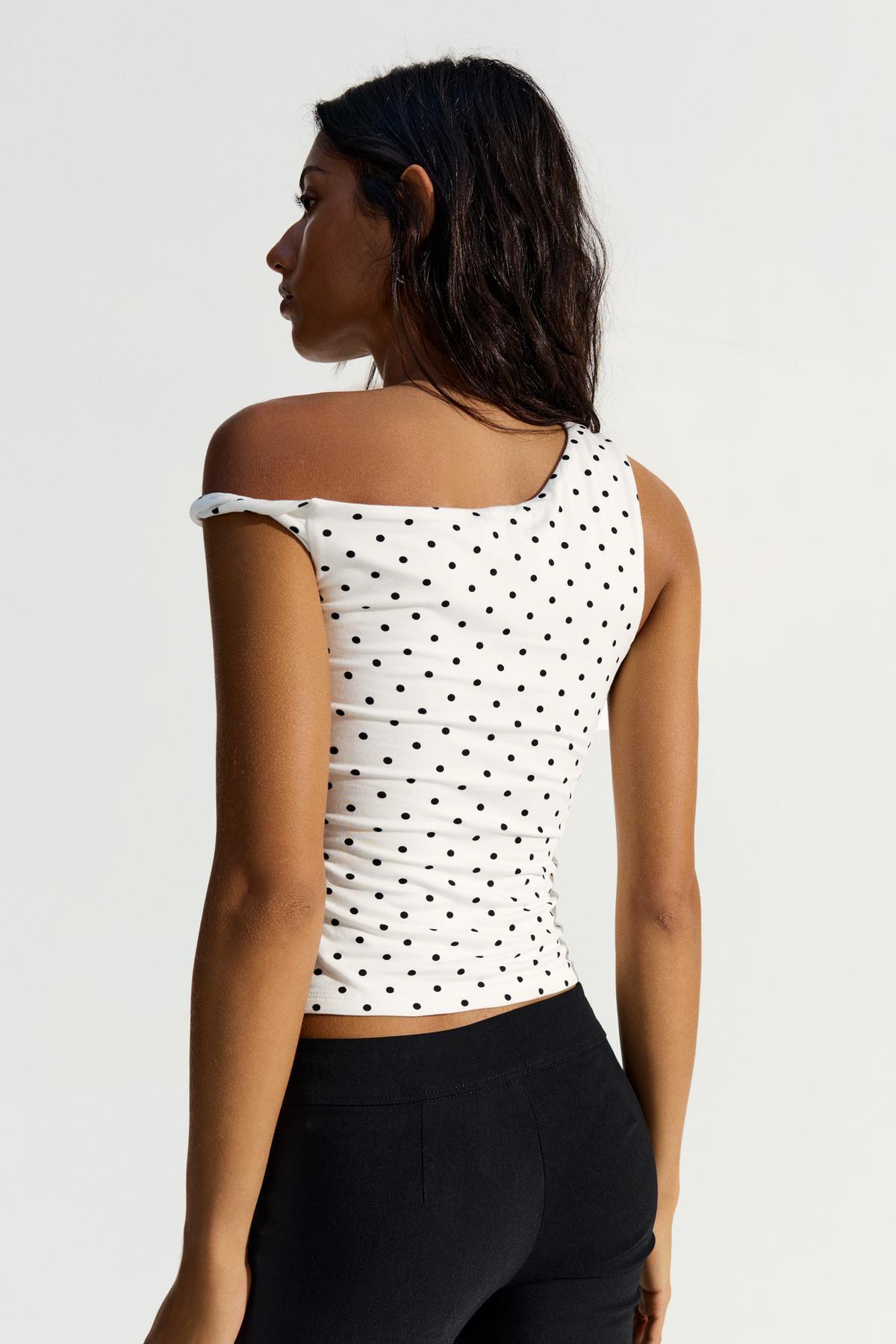 Bershka  Asimetrik puantiye desenli top - Görsel 3