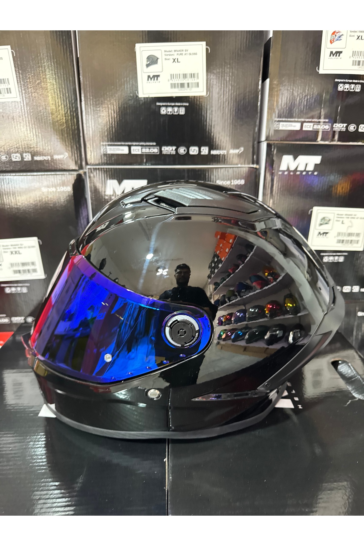 MT Helmets Stinger 2 Pure Parlak siyah kask (şeffaf vizörlü) biçimde gönderilecektir