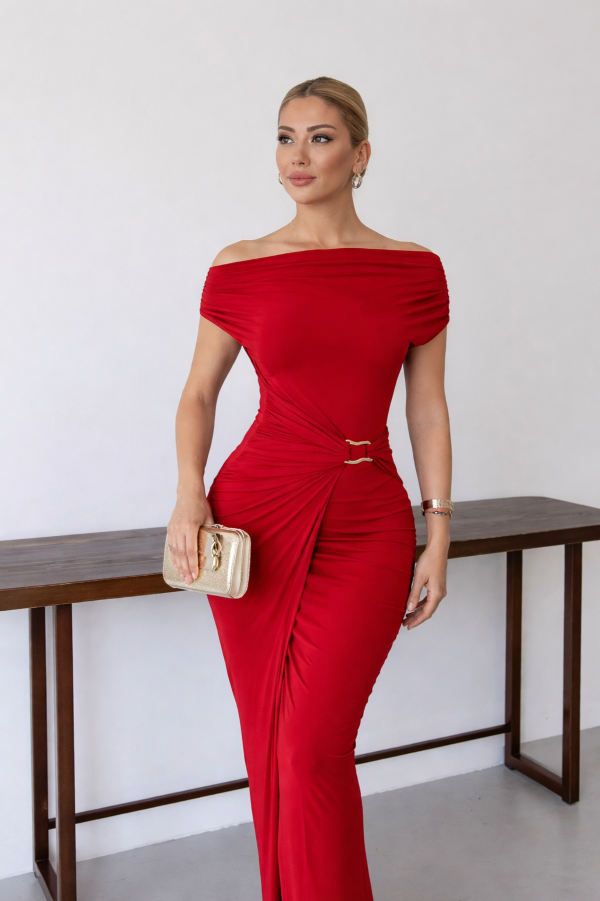 Kıyafetto  Kadın Kırmızı Örme Sandy Kumaş Likralı Esnek Drapeli Aksesuar Detaylı Midi Elbise HSZ072 - Görsel 3