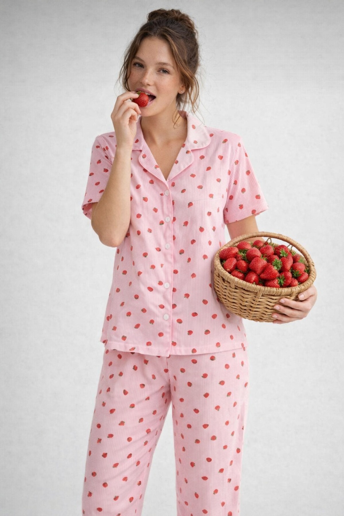 rindahomewear Pamuklu Örme Kumaş Çilek Desenli Düğmeli Pijama Takım görsel 2