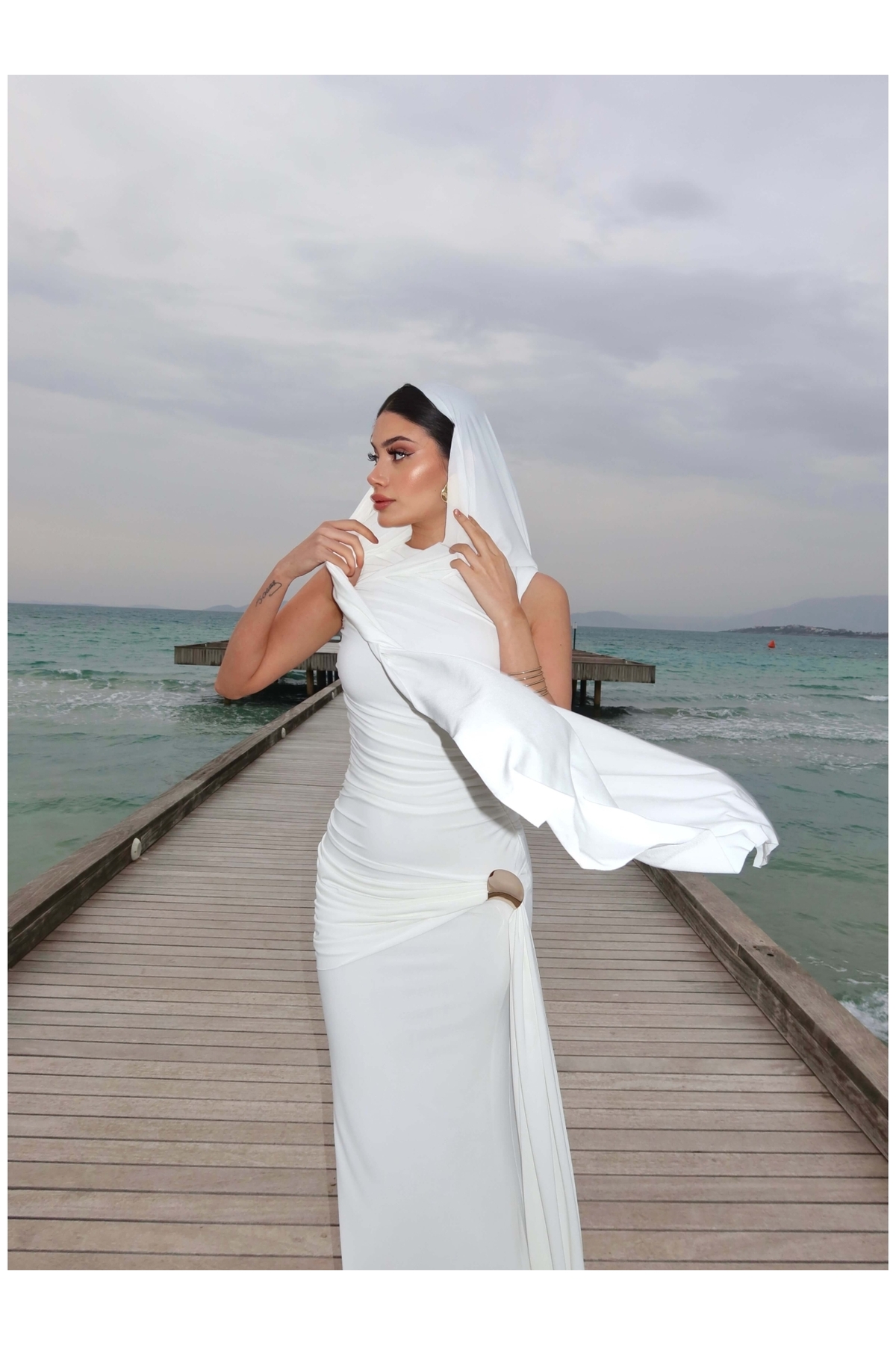 ESRAHELVACI  EH Collection Pelerin Detaylı Drapeli Uzun Elbise - Görsel 7