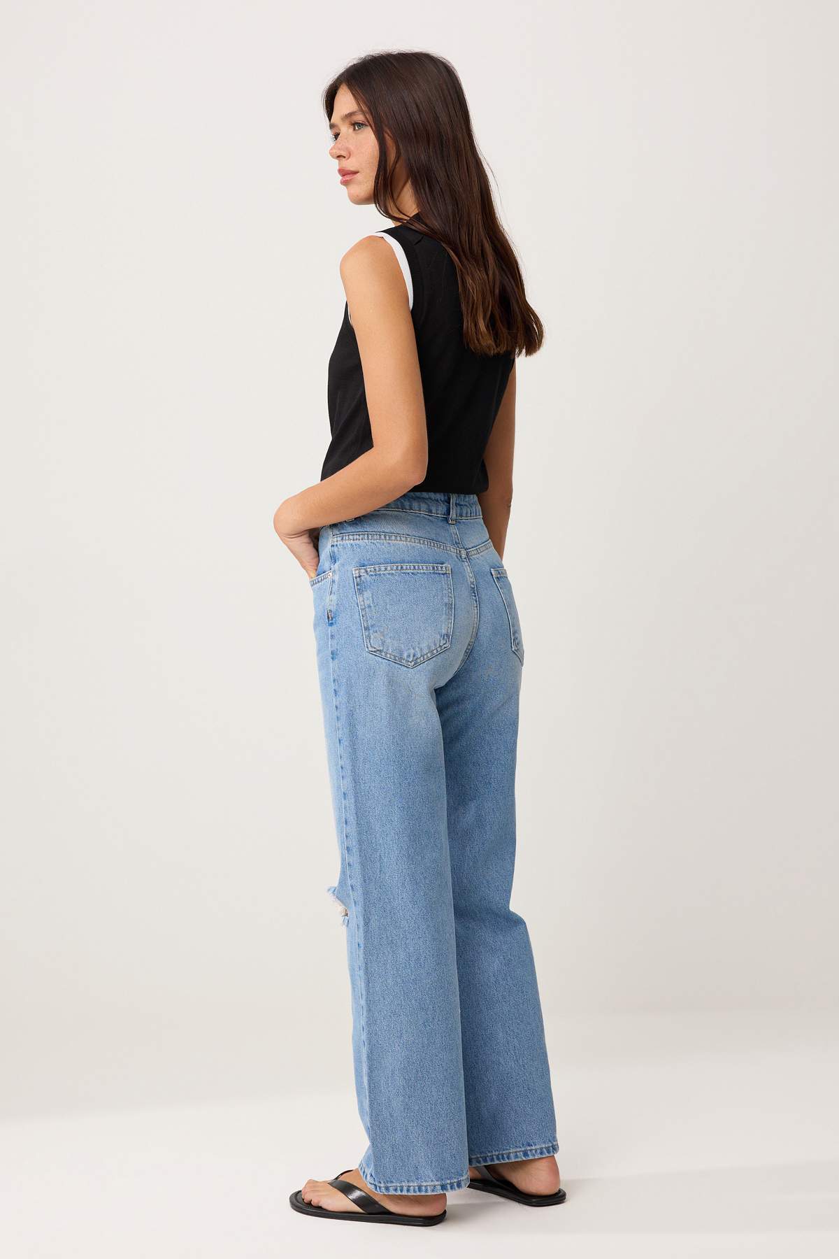 Trendyolmilla  Mavi Yırtık Detaylı Yüksek Bel Straight Jeans TWOSS26JE00263 - Görsel 4