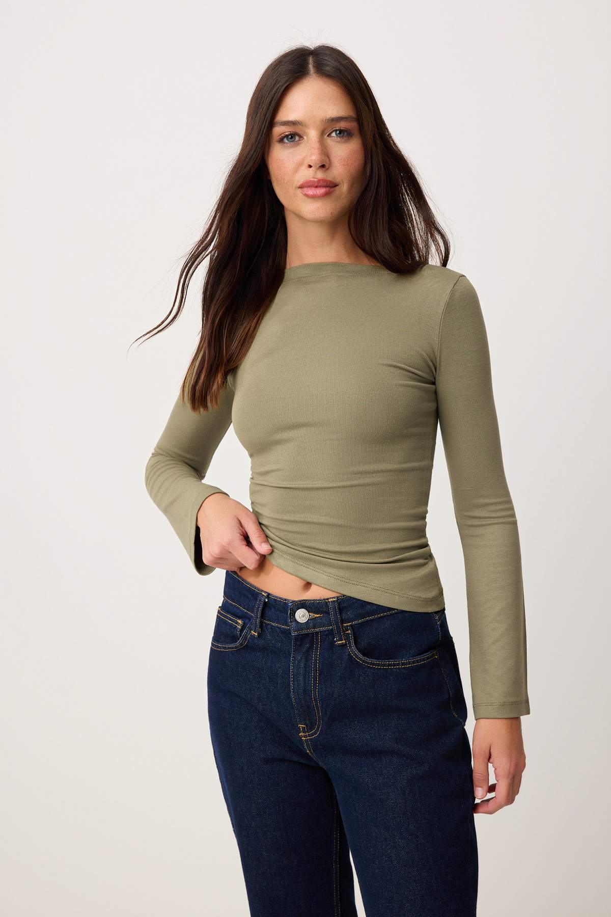 Trendyolmilla  Haki Fitted/Vücuda Oturan Kayık Yaka Uzun Kollu Yumuşak Örme Bluz TWOSS26BZ00343 - Görsel 2