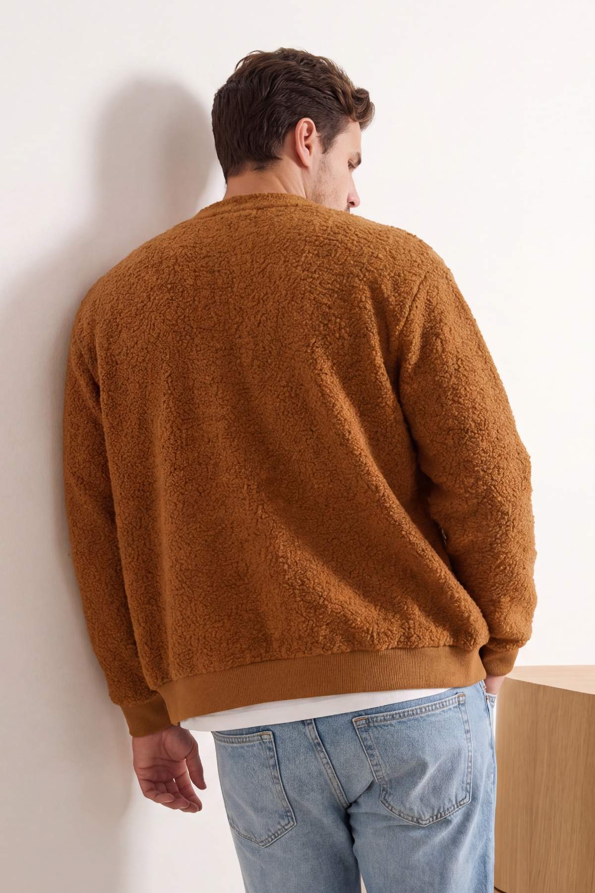 Trendyolmilla  Camel Oversize/Geniş Kesim V Yaka Düğmeli Dokulu Kalın Hırka TMNAW26HI00004 - Görsel 3