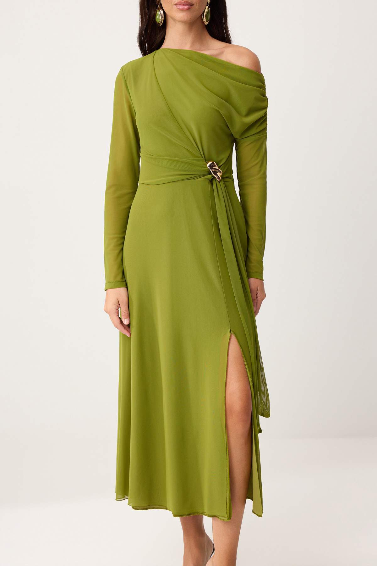 Trendyolmilla  Yağ Yeşil Aksesuar Detaylı Astarlı Tül Asimetrik Yaka Yırtmaçlı Maxi Örme Elbise TWOAW26EL00320 - Görsel 4