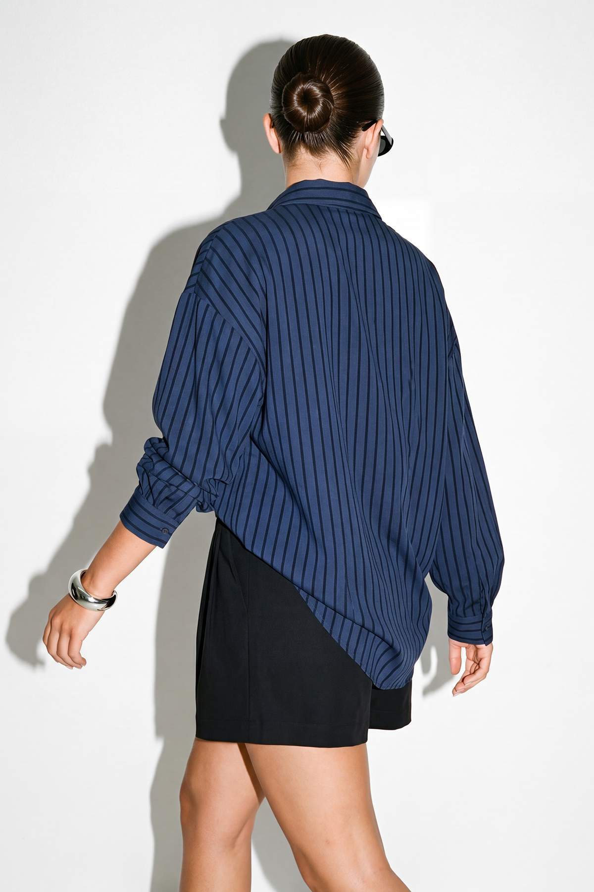 Trendyolmilla  Lacivert Oversize Geniş Kollu Pamuklu Gömlek TDRSS26GO00029 - Görsel 4