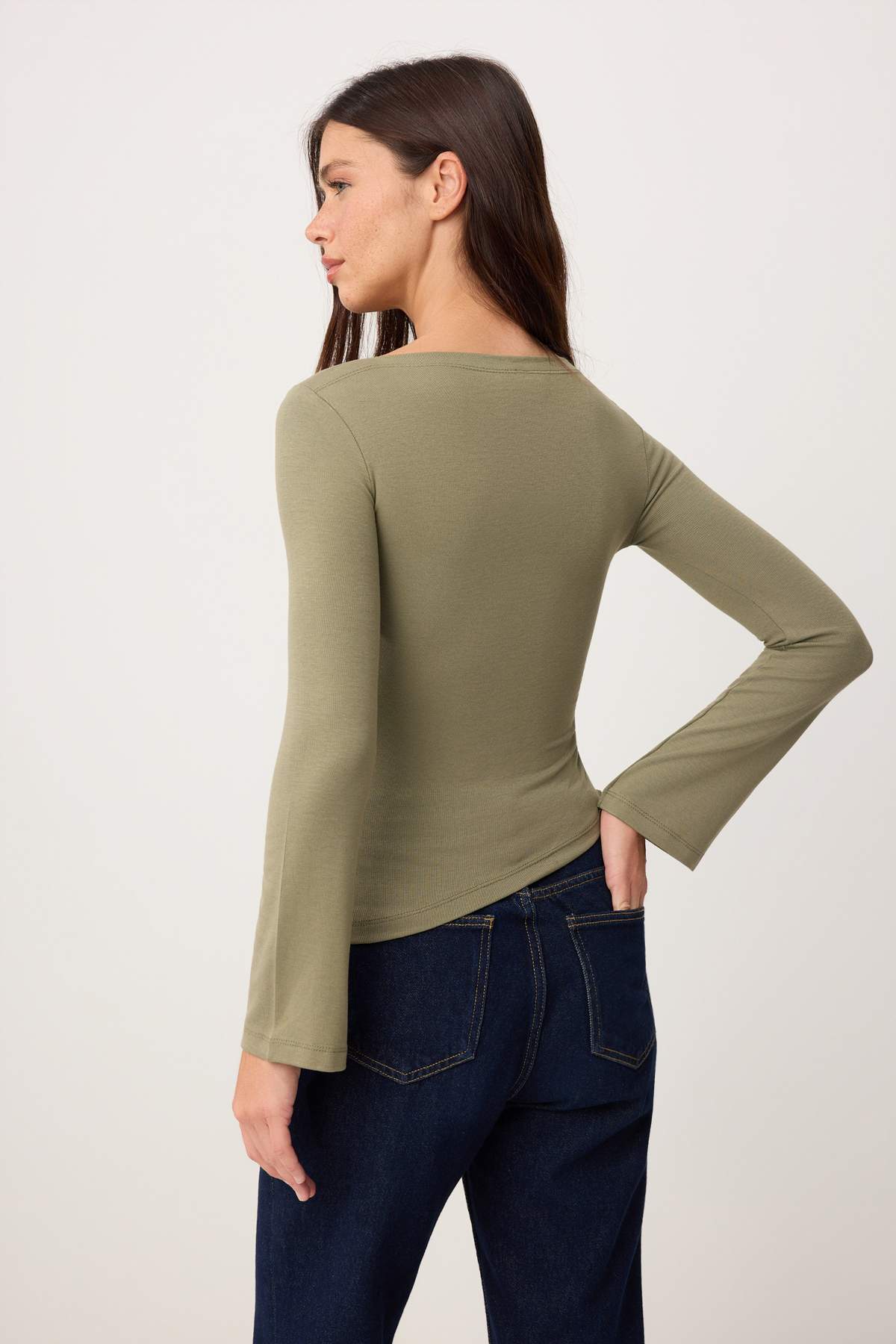 Trendyolmilla  Haki Fitted/Vücuda Oturan Kayık Yaka Uzun Kollu Yumuşak Örme Bluz TWOSS26BZ00343 - Görsel 4