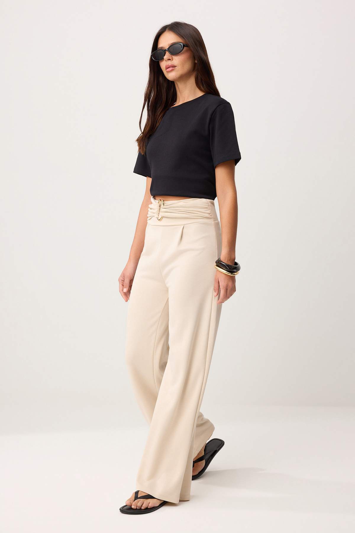 Trendyolmilla  Taş Havuç/Şalvar Aksesuar Detaylı Normal Bel Boru Paça Soft Touch Örme Pantolon TWOSS26PL00176