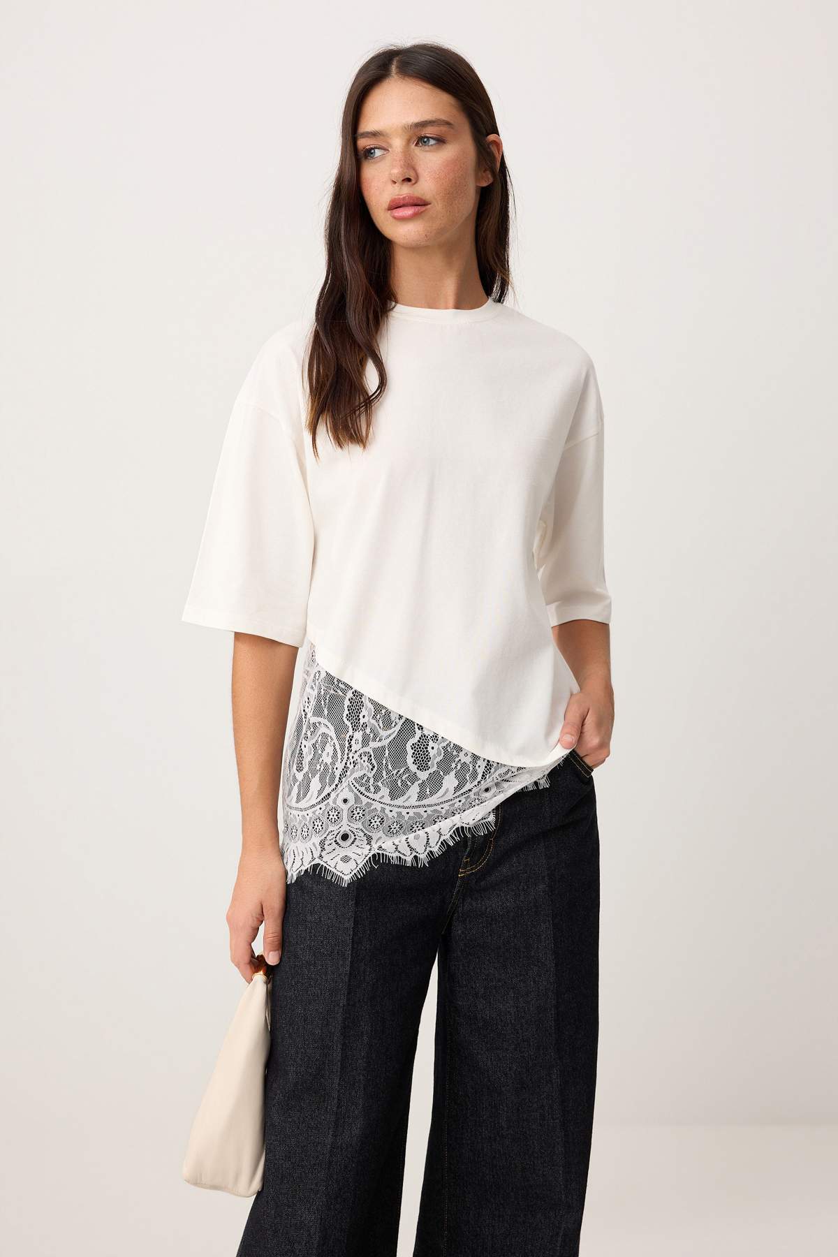 Trendyolmilla  Ekru Regular/Normal Kalıp Dantel Detaylı Kısa Kollu Örme T-Shirt TWOSS26TS00303 - Görsel 2