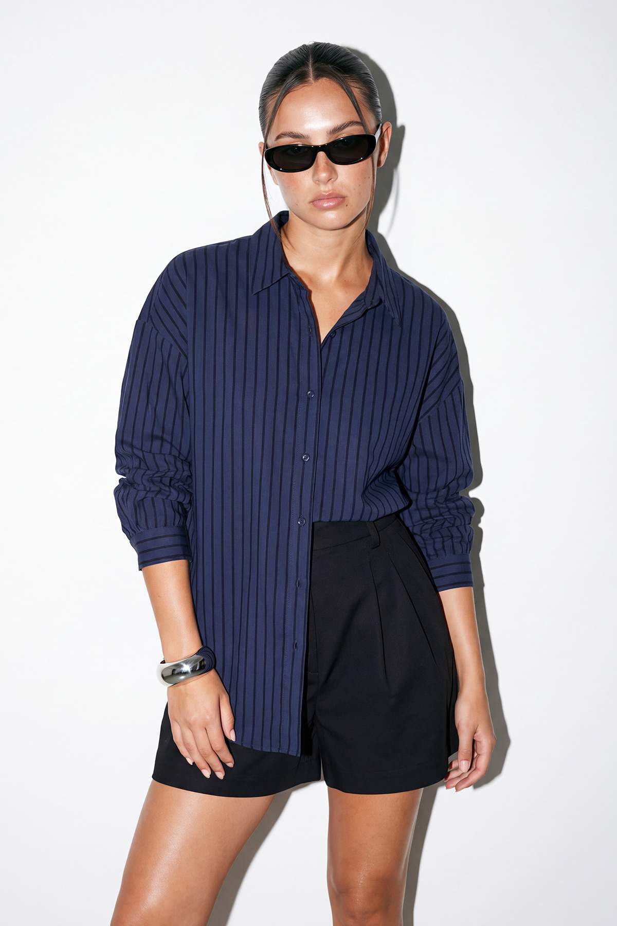 Trendyolmilla  Lacivert Oversize Geniş Kollu Pamuklu Gömlek TDRSS26GO00029 - Görsel 2