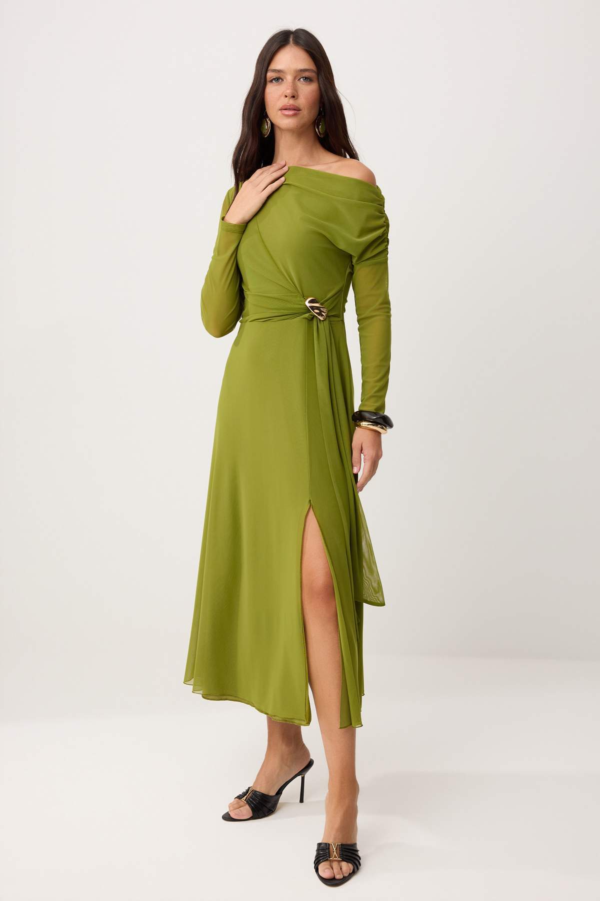 Trendyolmilla  Yağ Yeşil Aksesuar Detaylı Astarlı Tül Asimetrik Yaka Yırtmaçlı Maxi Örme Elbise TWOAW26EL00320 - Görsel 2