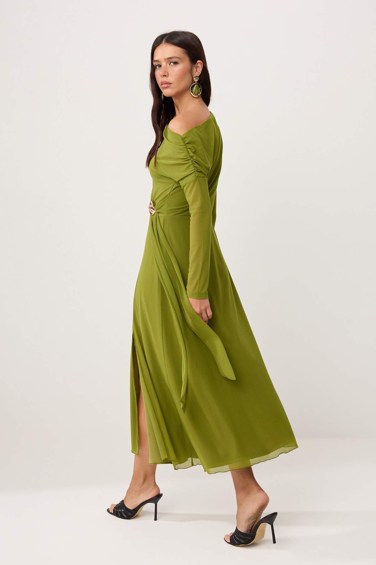 Trendyolmilla  Yağ Yeşil Aksesuar Detaylı Astarlı Tül Asimetrik Yaka Yırtmaçlı Maxi Örme Elbise TWOAW26EL00320 - Görsel 3