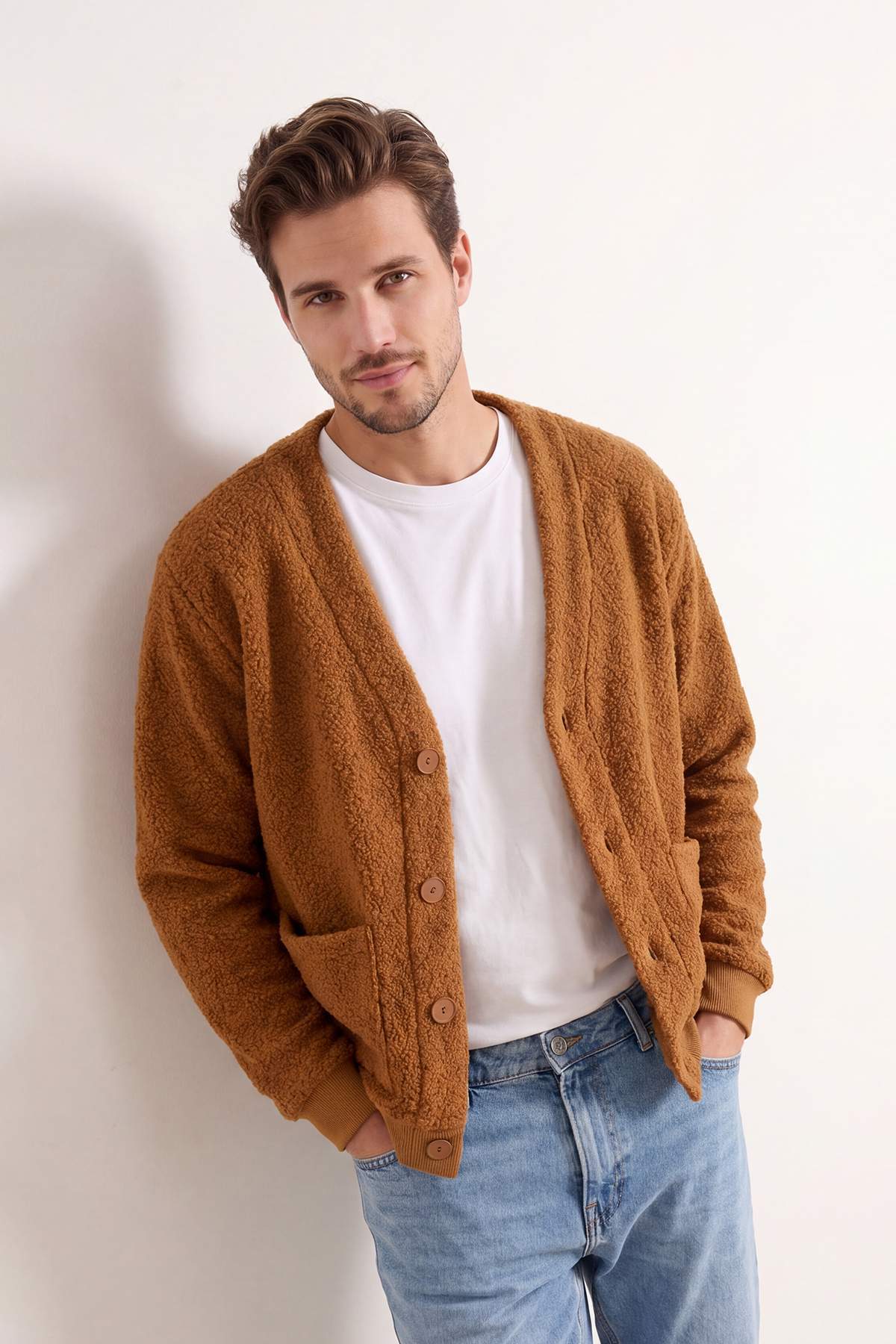Trendyolmilla  Camel Oversize/Geniş Kesim V Yaka Düğmeli Dokulu Kalın Hırka TMNAW26HI00004 - Görsel 2