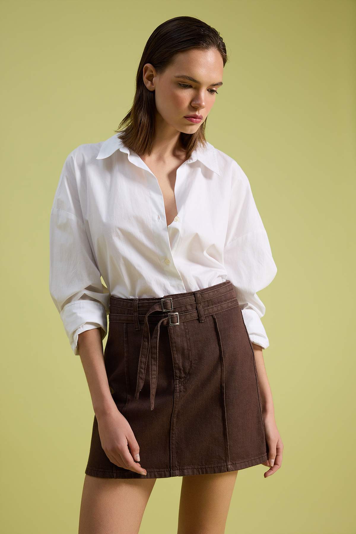 Trendyolmilla  Kahverengi Kemer Detaylı Mini Denim Etek TWOSS26ET00185 - Görsel 2