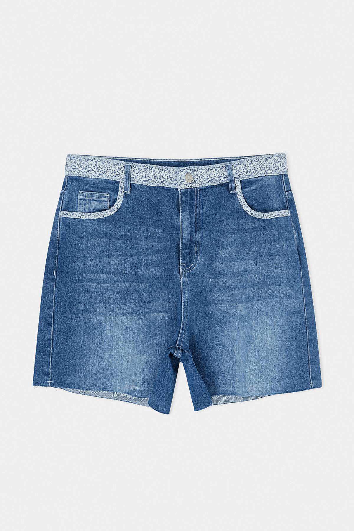 Trendyolmilla  Mavi Yüksek Bel Kemeri Desenli Comfort/Orta Esnek Büyük Beden Denim Şort TBBSS26AP00040