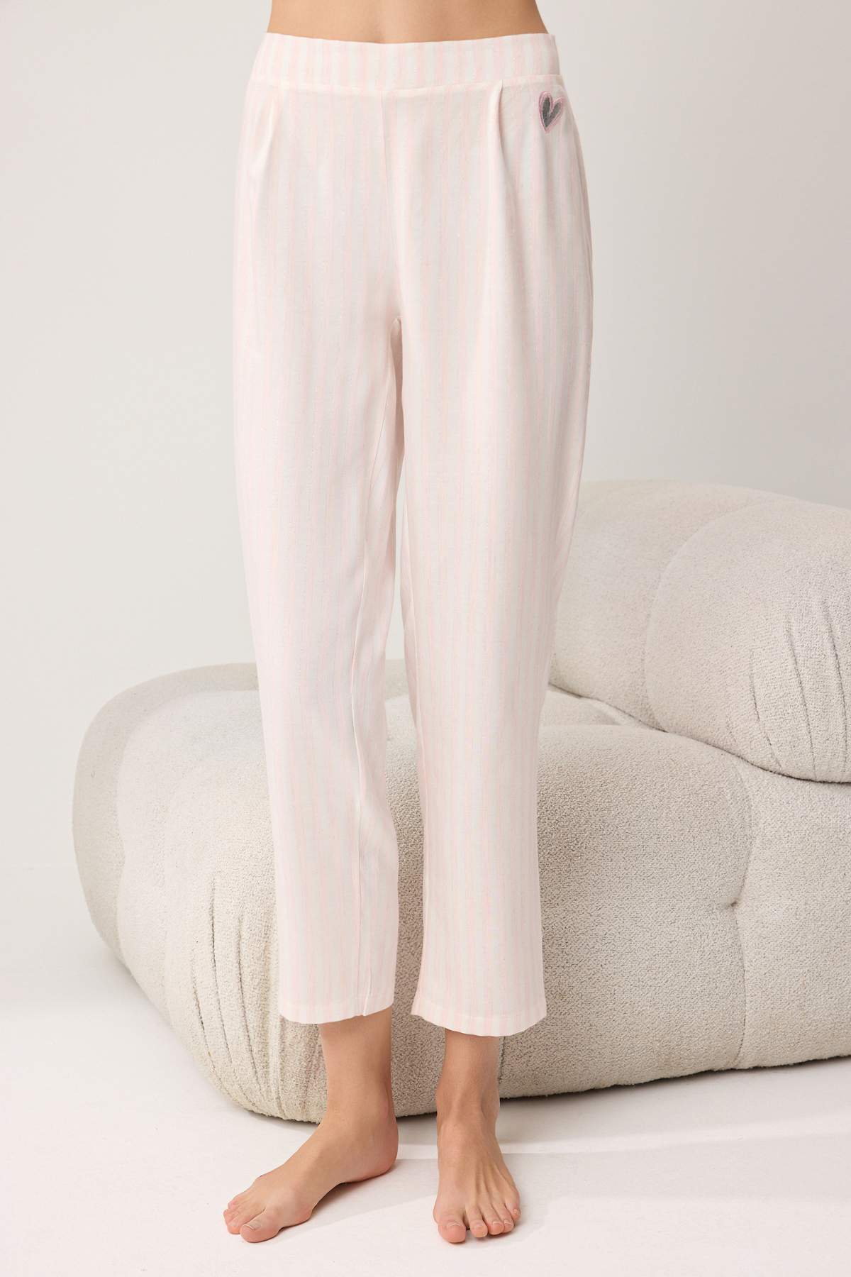 Trendyolmilla  Beyaz Kesme Poppon-Çizgili Kalp Detaylı Sabahlıklı 3'lü Dokuma Pijama Takımı THMSS26PT00242 - Görsel 3