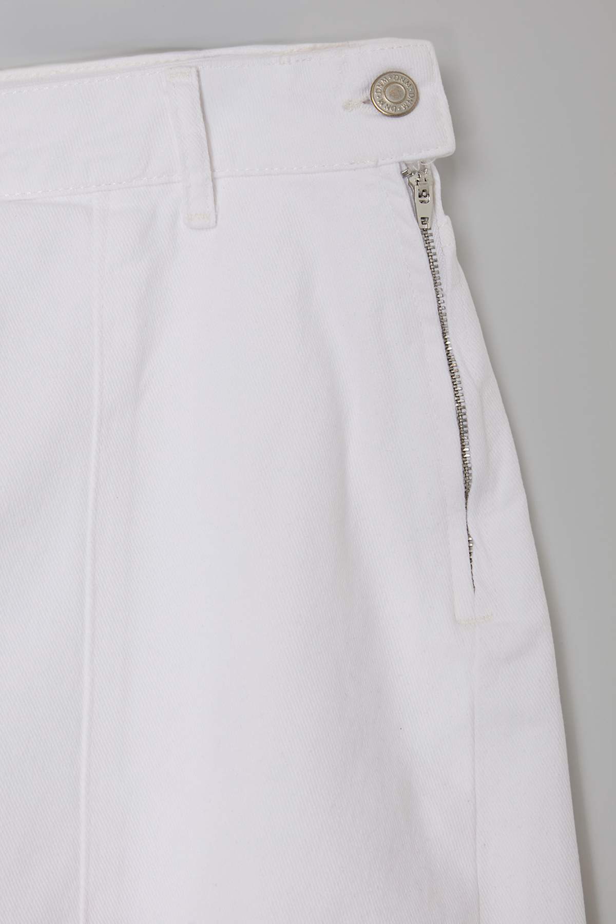 Trendyolmilla  Beyaz Yüksek Bel Yırtmaçlı %100 Pamuk Non-Stretch Büyük Beden Denim Şort Etek TBBSS26AP00020 - Görsel 2