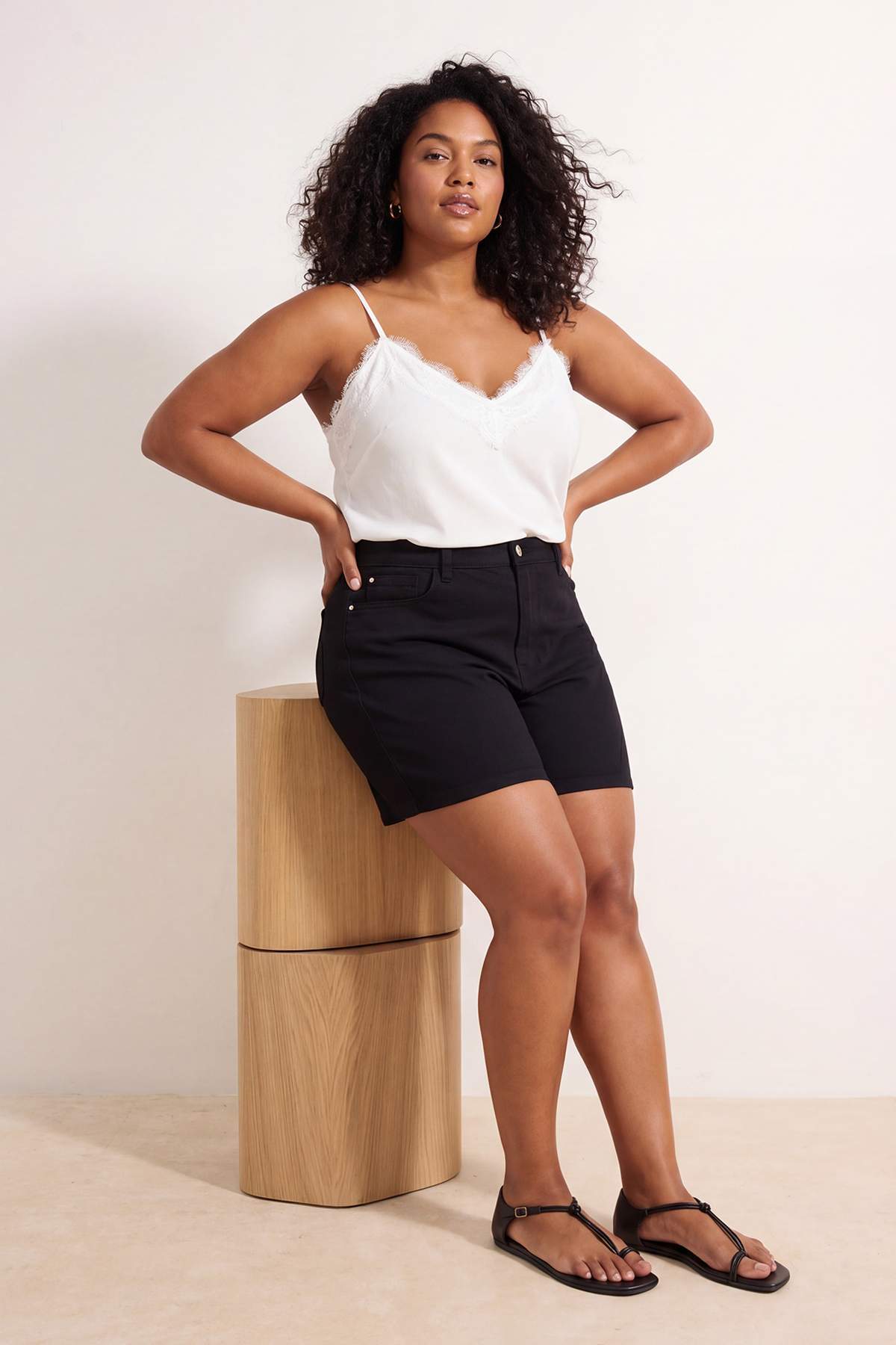 Trendyolmilla  Solmayan Siyah Yüksek Bel Esnek Kumaş Wideleg Fit Büyük Beden Denim Şort TBBSS26AP00039 - Görsel 4