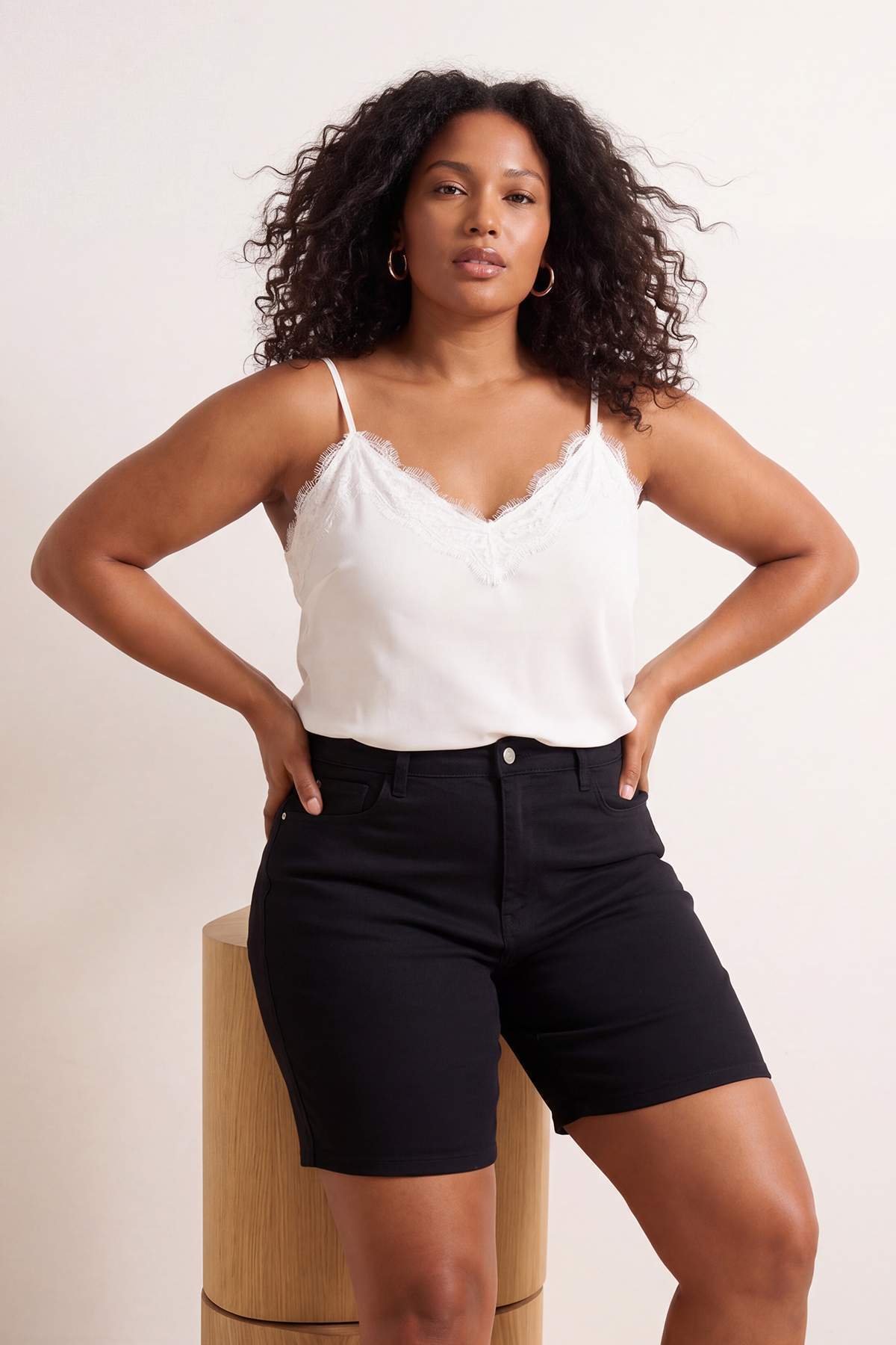 Trendyolmilla  Solmayan Siyah Yüksek Bel Esnek Kumaş Wideleg Fit Büyük Beden Denim Şort TBBSS26AP00039 - Görsel 2