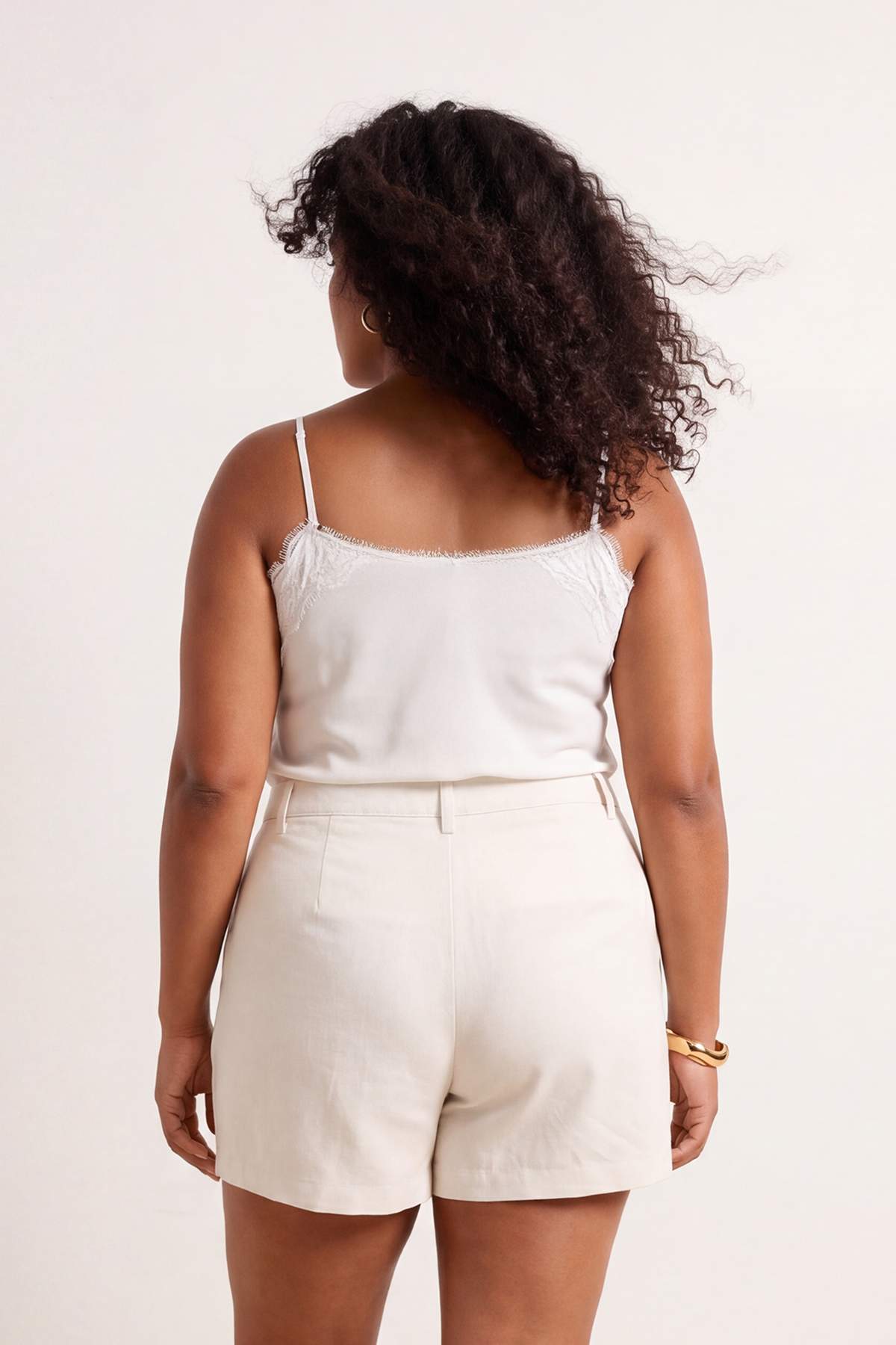 Trendyolmilla  Beyaz Pileli Lastikli Normal Bel Mini %100 Pamuk Non-Stretch Büyük Beden Denim Şort TBBSS26AP00008 - Görsel 3