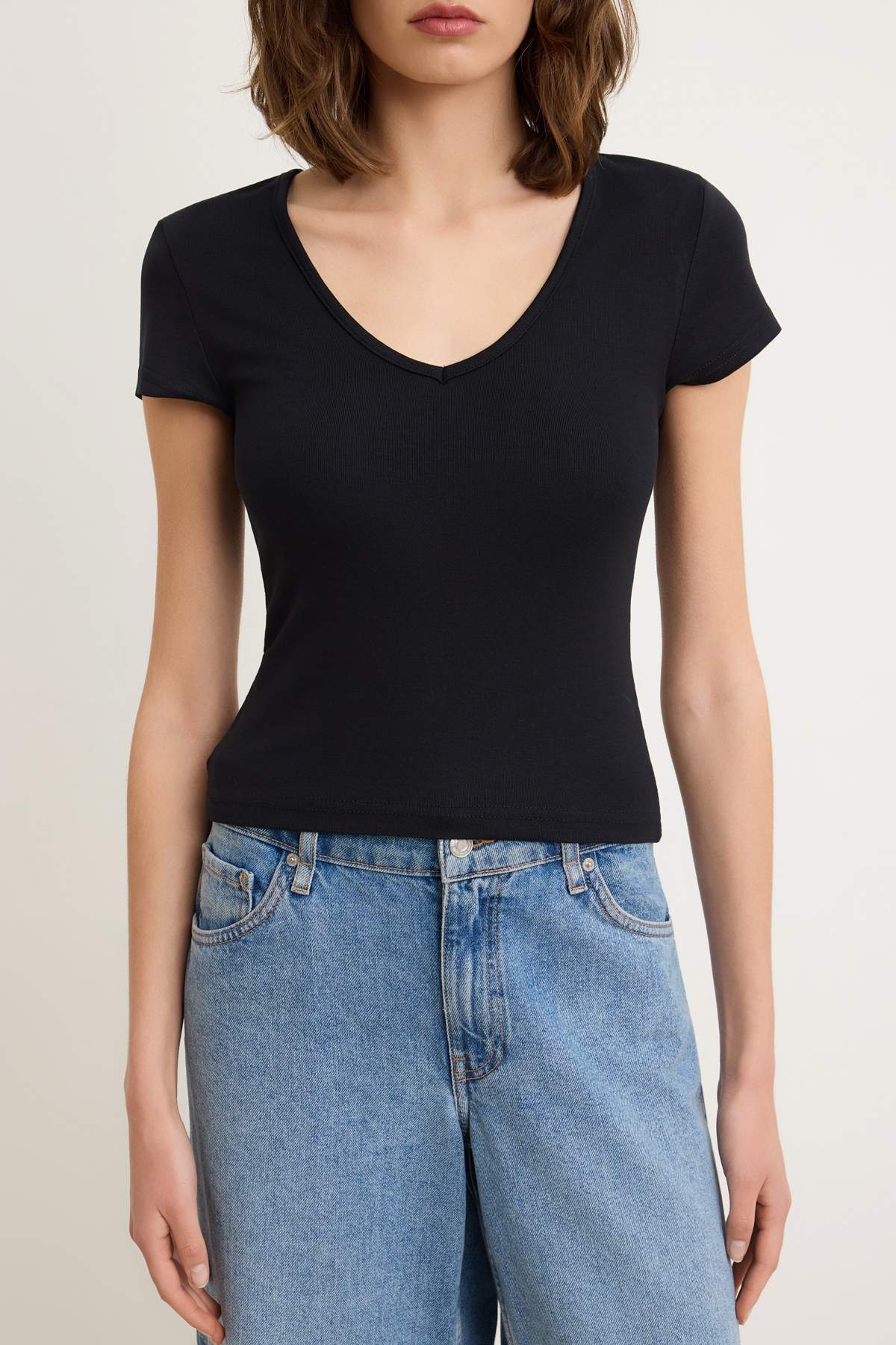 Trendyolmilla  Siyah Düz Fitted V Yaka Ay Kol Kısa Premium Yumuşak Örme T-Shirt TWOSS26TS00243 - Görsel 3