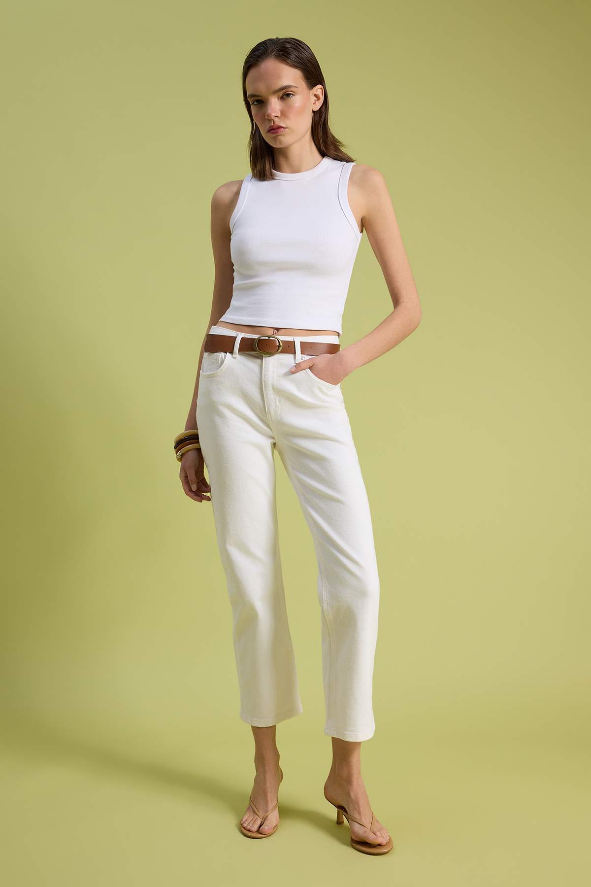 Trendyolmilla  Beyaz Kemerli Yüksek Bel Düz Kesim Az Esnek Straight Jeans TWOSS26JE00324