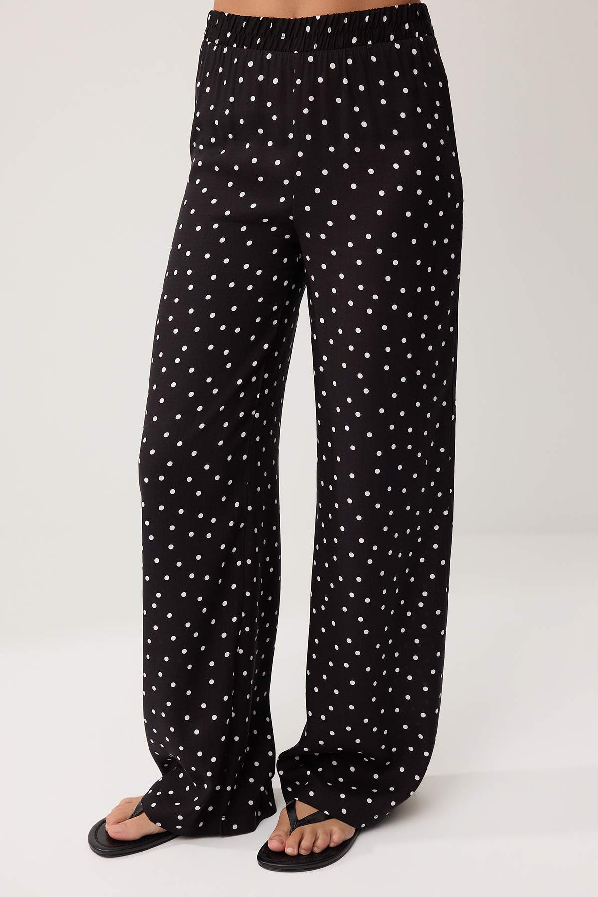 Trendyolmilla  Siyah-Çok Renkli Puantiyeli Tokalı Bluz Geniş Paça Pantolon Dokuma Alt - Üst Takım TWOSS26AU00114 - Görsel 3