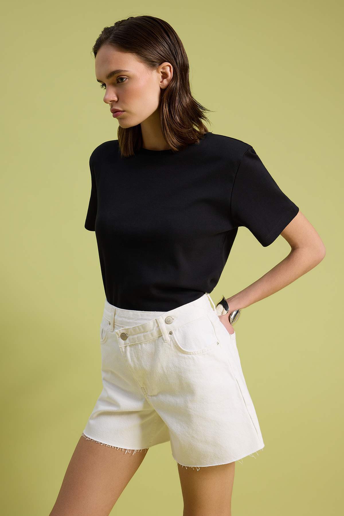 Trendyolmilla  Beyaz Asimetrik Bel Detaylı City Boy Denim Şort TWOSS26SR00220 - Görsel 2