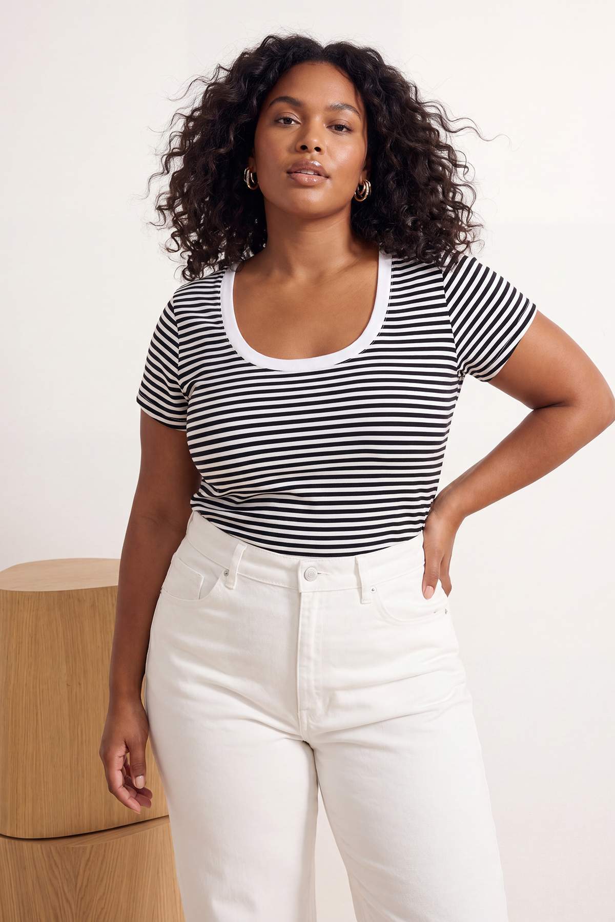 Trendyolmilla Curve Lacivert-Beyaz Çizgili Havuz Yaka Fitted/Vücuda Oturan Büyük Beden T-Shirt TBBSS26BF00038