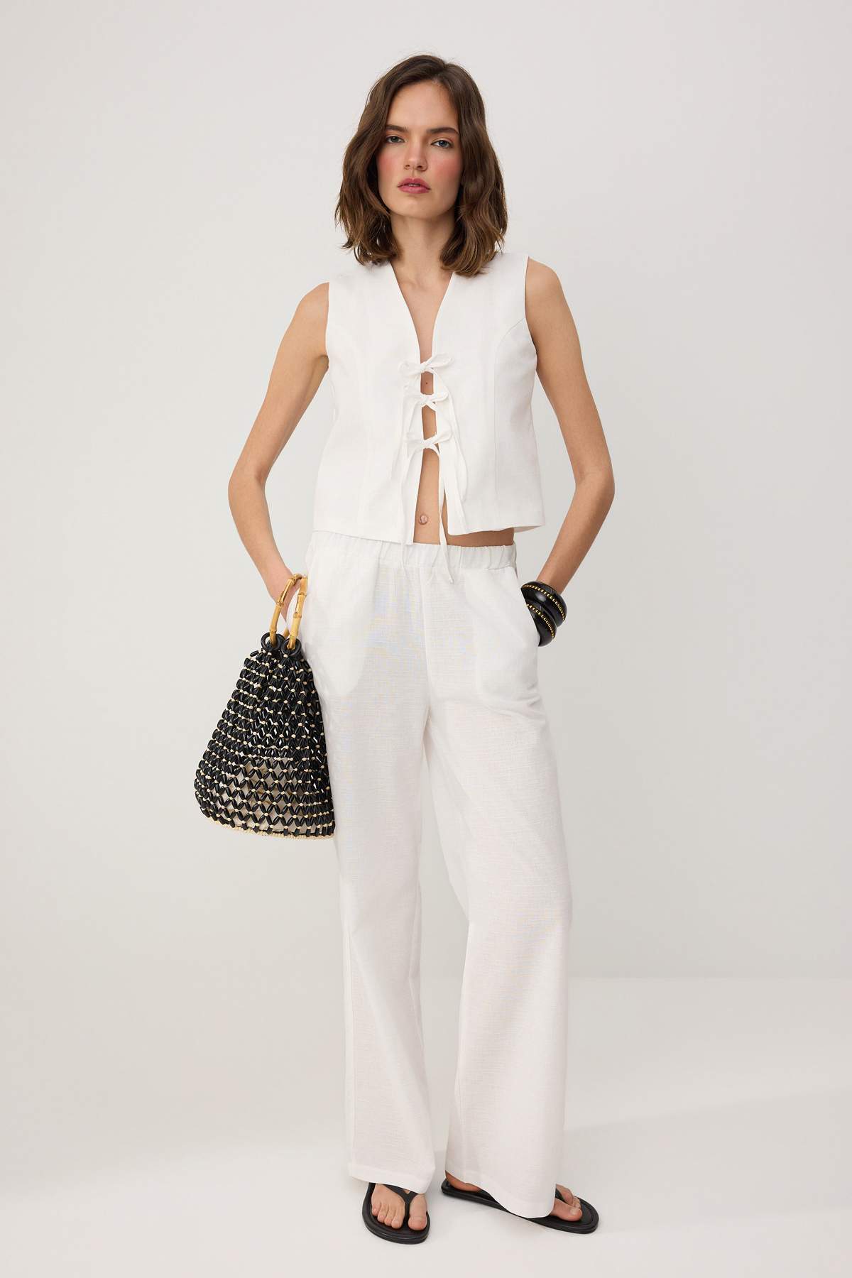 Trendyolmilla Beyaz Bağlamalı Keten Görünümlü Bluz Ve Wide Leg Pantolon Dokuma Alt - Üst Takım TWOSS25AU00034
